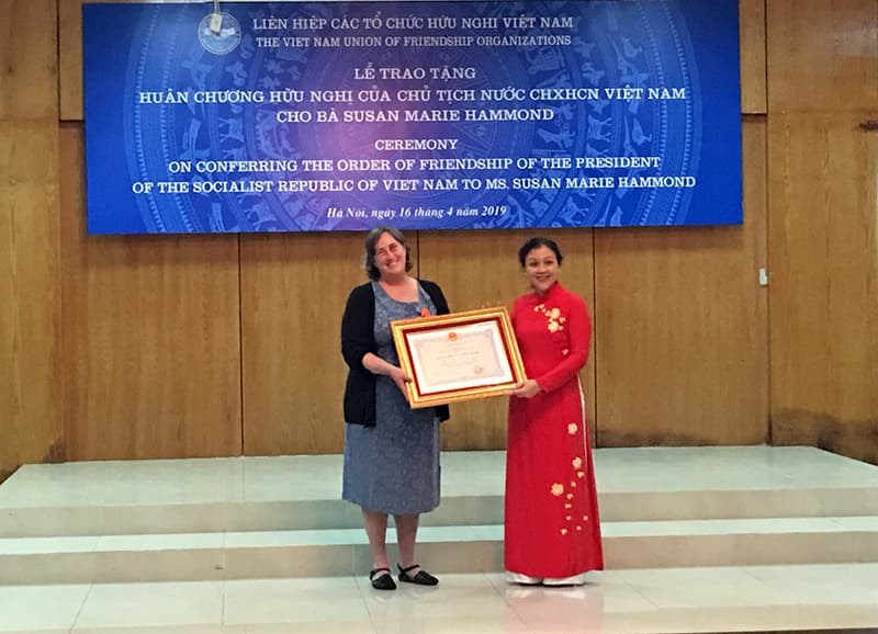 Trao Huân chương Hữu nghị tặng Giám đốc Chương trình của tổ chức phi chính phủ War Legacies Project