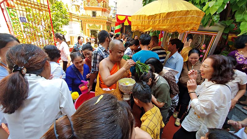 Lễ tắm tượng Phật trong Ngày thêm tuổi