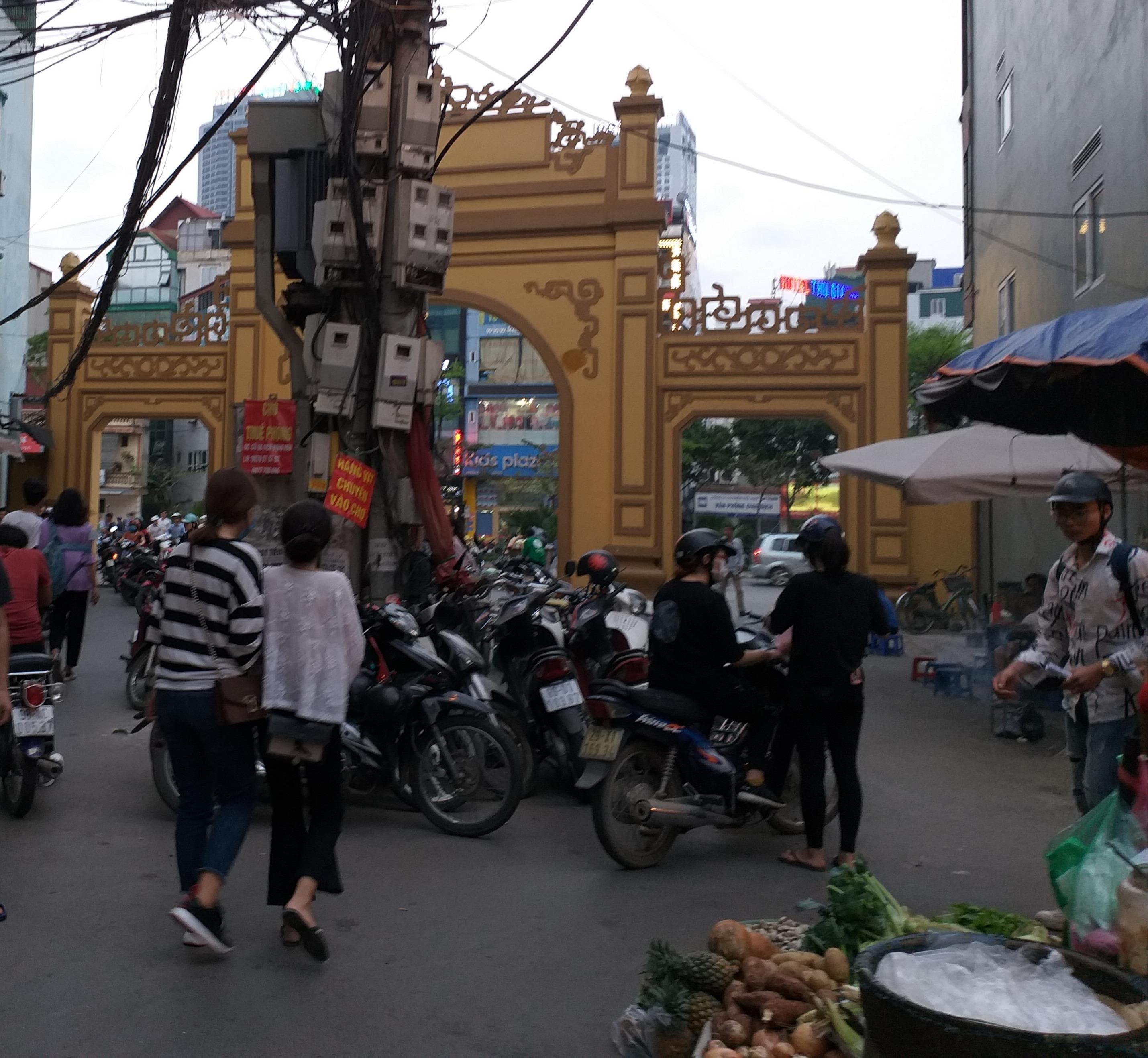 Đỗ xe lộn xộn ở khu vực cổng làng cốm Vòng