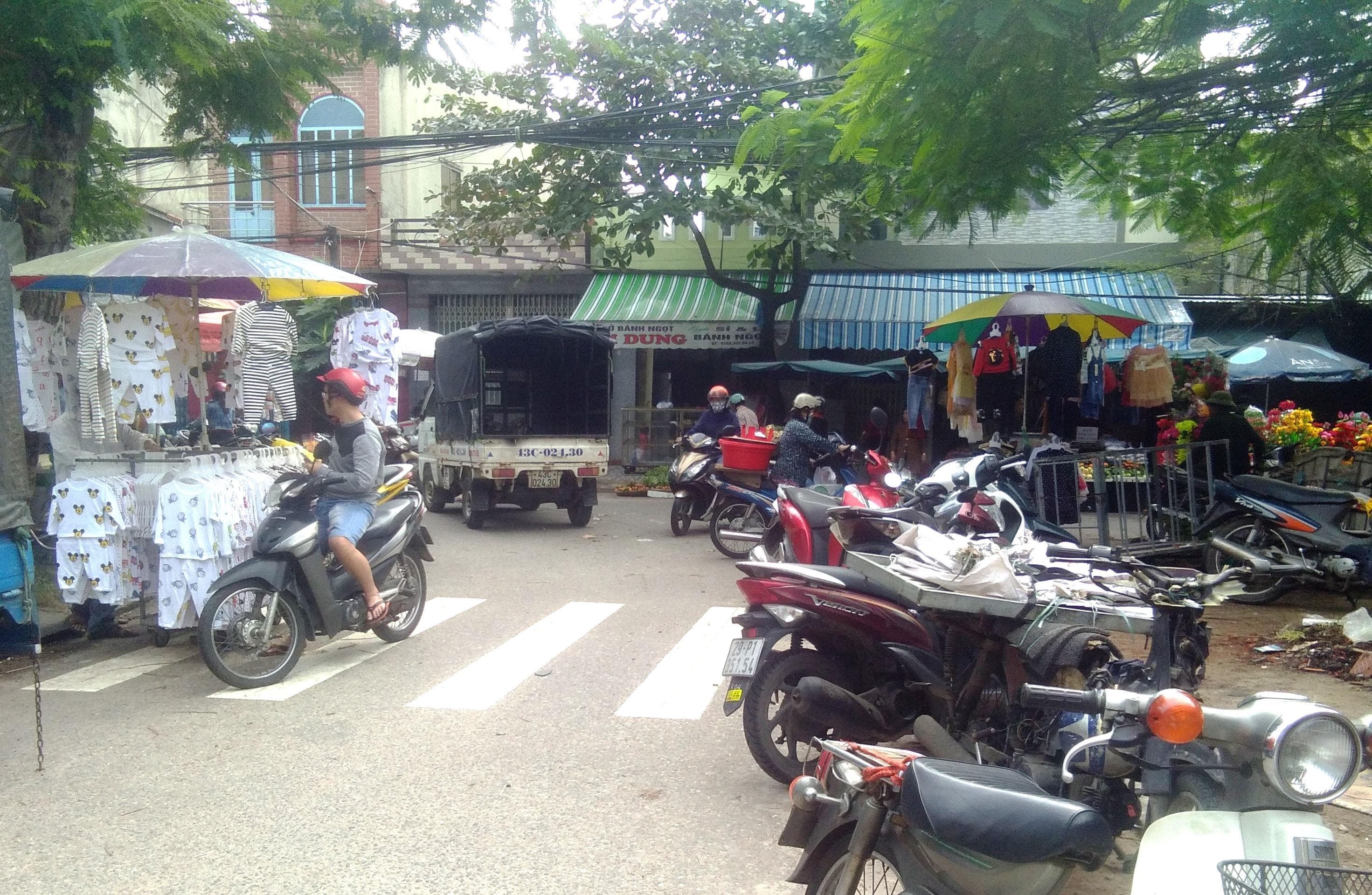 Lòng đường thành chợ tự phát
