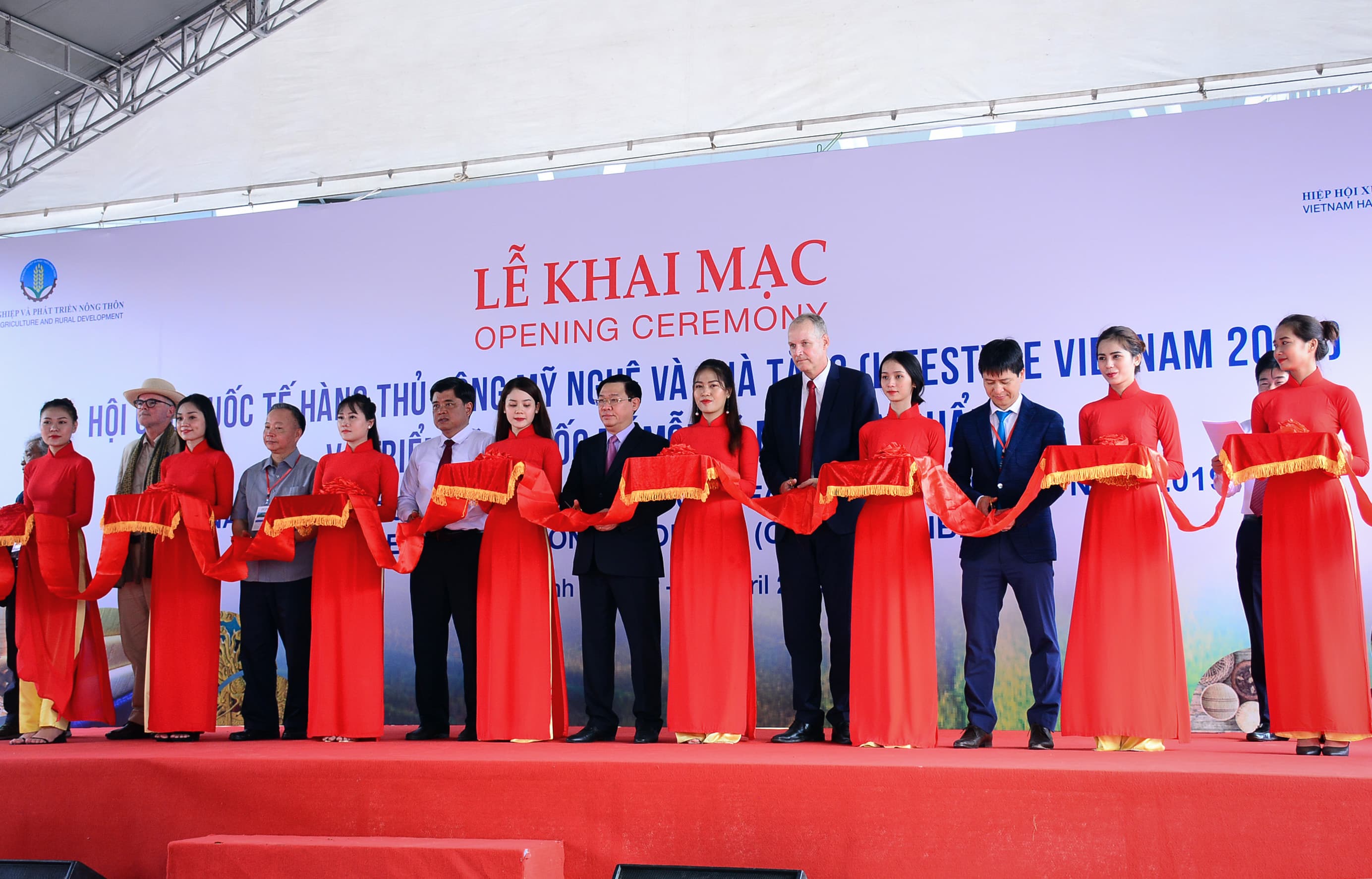 Hơn 700 gian hàng trưng bày về hàng thủ công mỹ nghệ, đồ gỗ, chương trình mỗi xã một sản phẩm