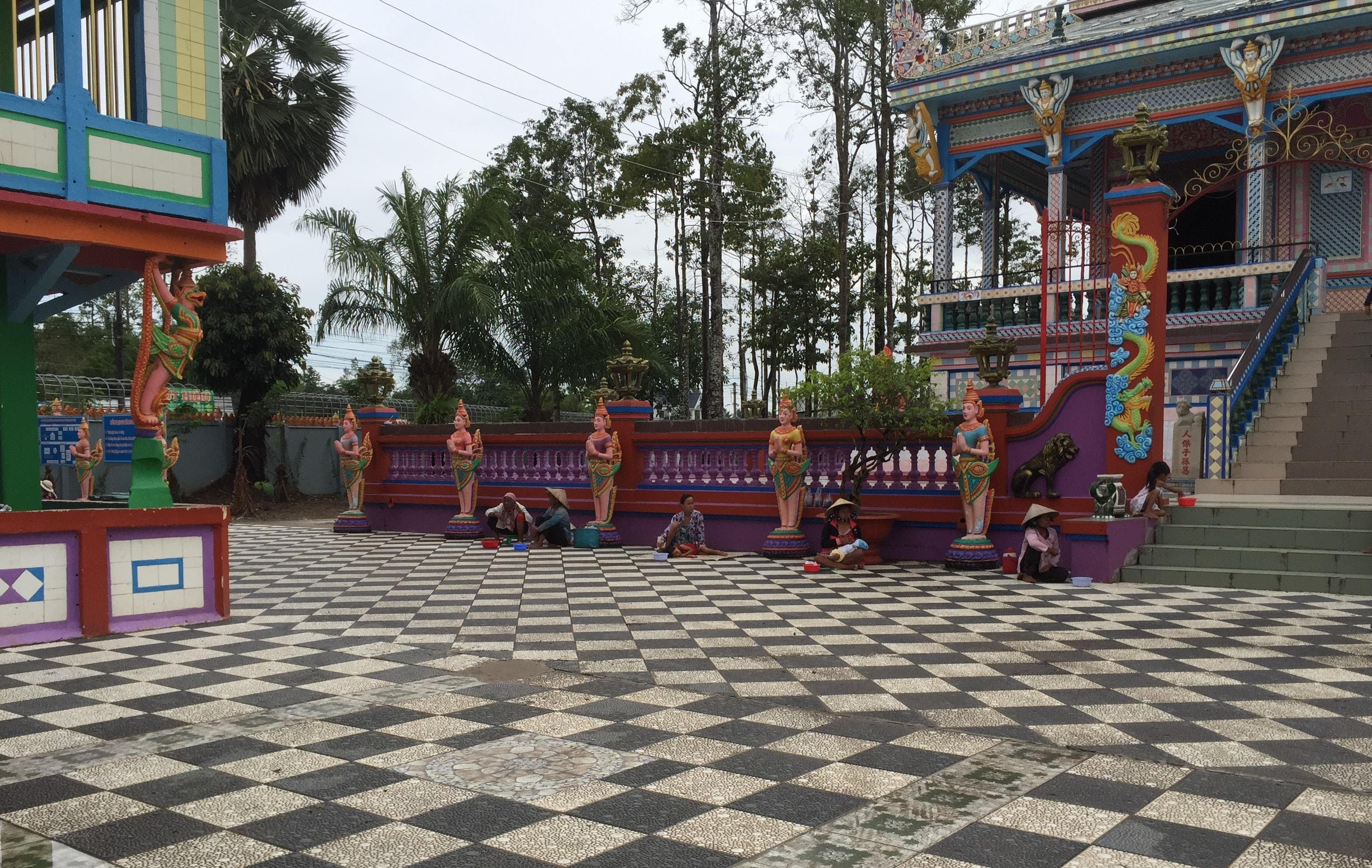 Hình ảnh không đẹp ở chùa Chén Kiểu