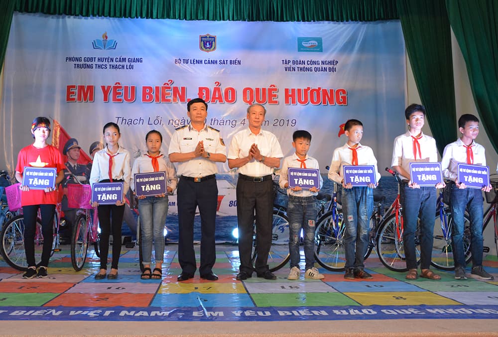 Học sinh Trường THCS Thạch Lỗi  với tình yêu biển đảo