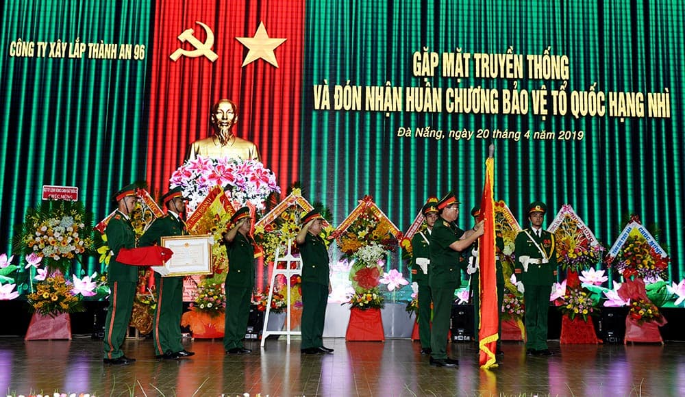 Đón nhận Huân chương Bảo vệ Tổ quốc hạng Nhì