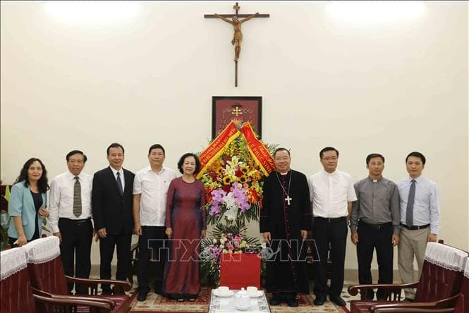 Trưởng ban Dân vận Trung ương Trương Thị Mai chúc mừng Tòa Tổng giám mục Hà Nội