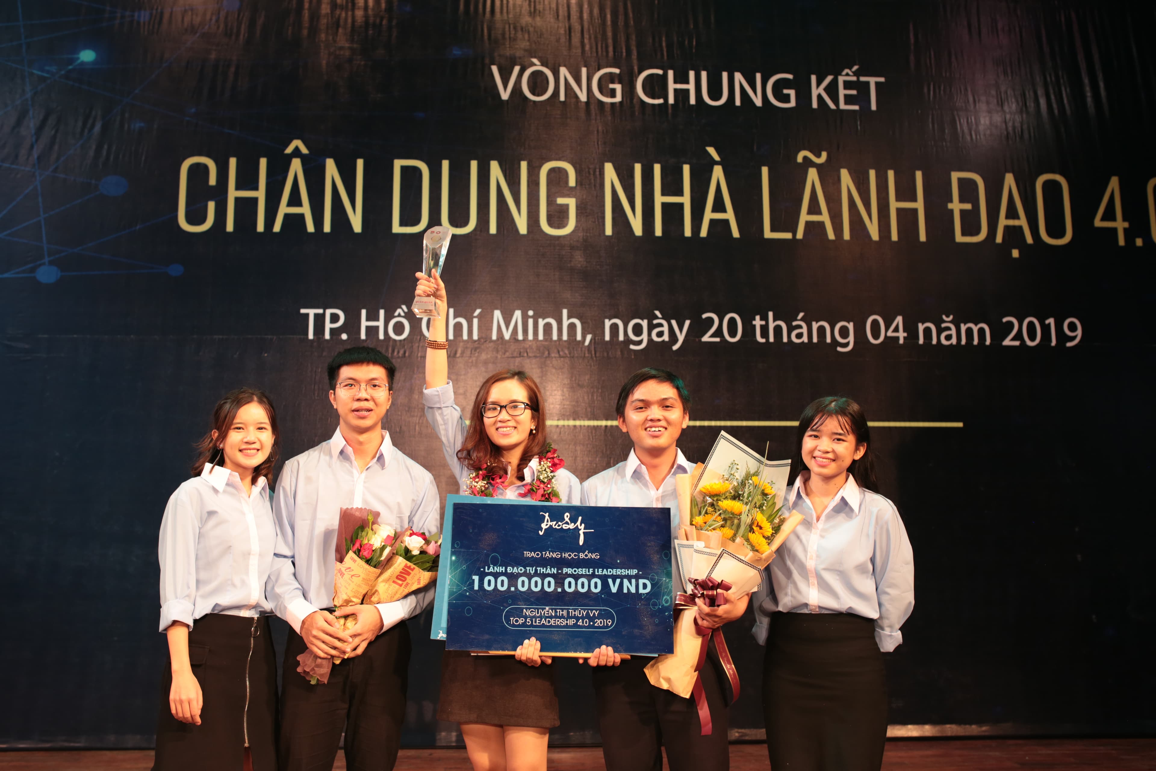 Nguyễn Thị Thùy Vy đăng quang Cuộc thi học thuật Leadership 4.0 – 2019