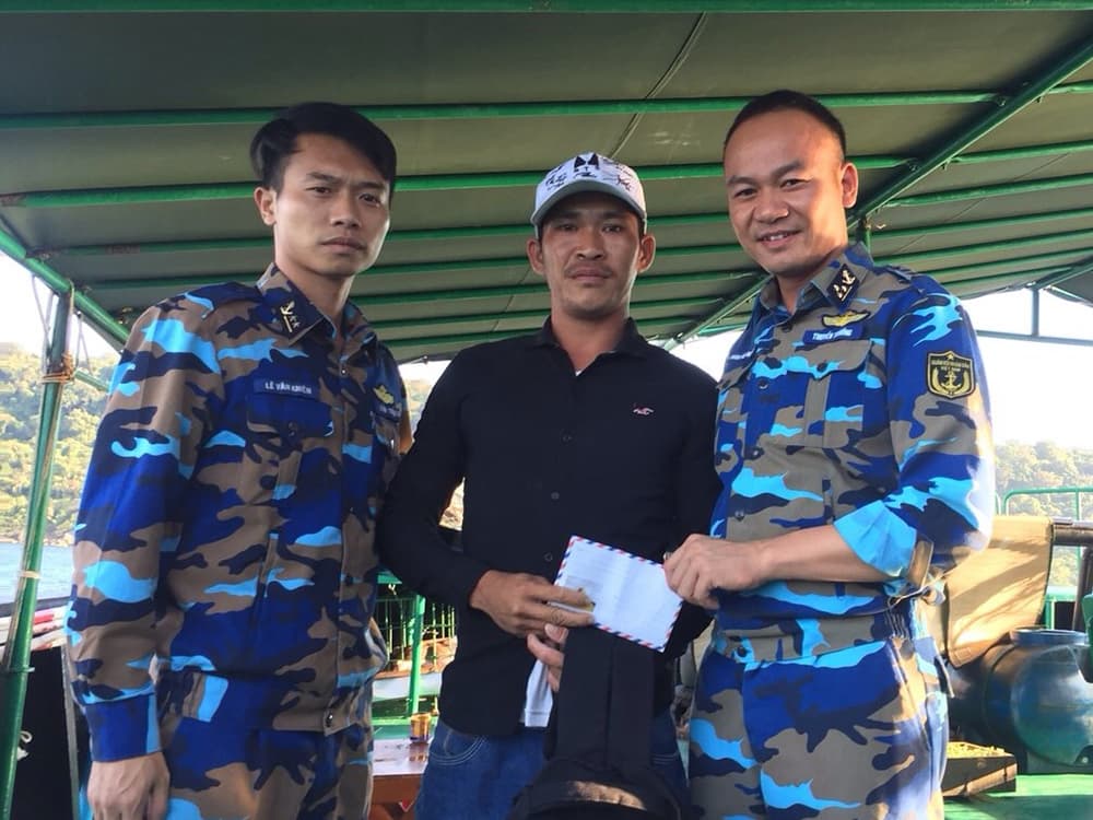 Tàu 954 bàn giao ngư dân bị rơi xuống biển cho Đồn Biên phòng Thổ Châu