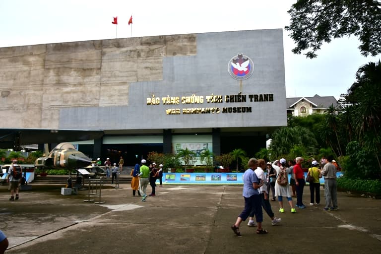 Thăm Bảo tàng Chứng tích chiến tranh thêm trân quý giá trị của hòa bình
