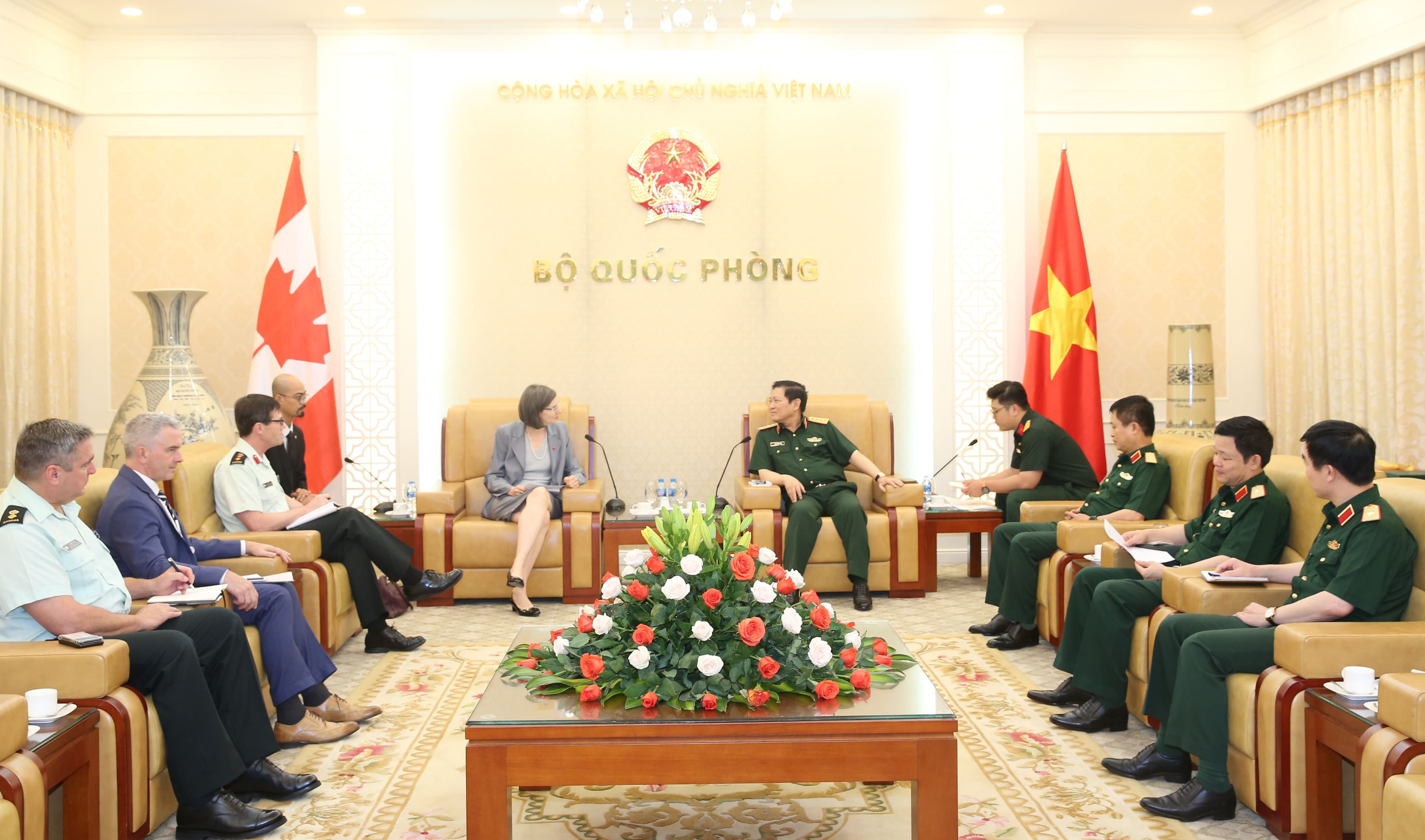 Đại tướng Ngô Xuân Lịch tiếp Đại sứ Canada