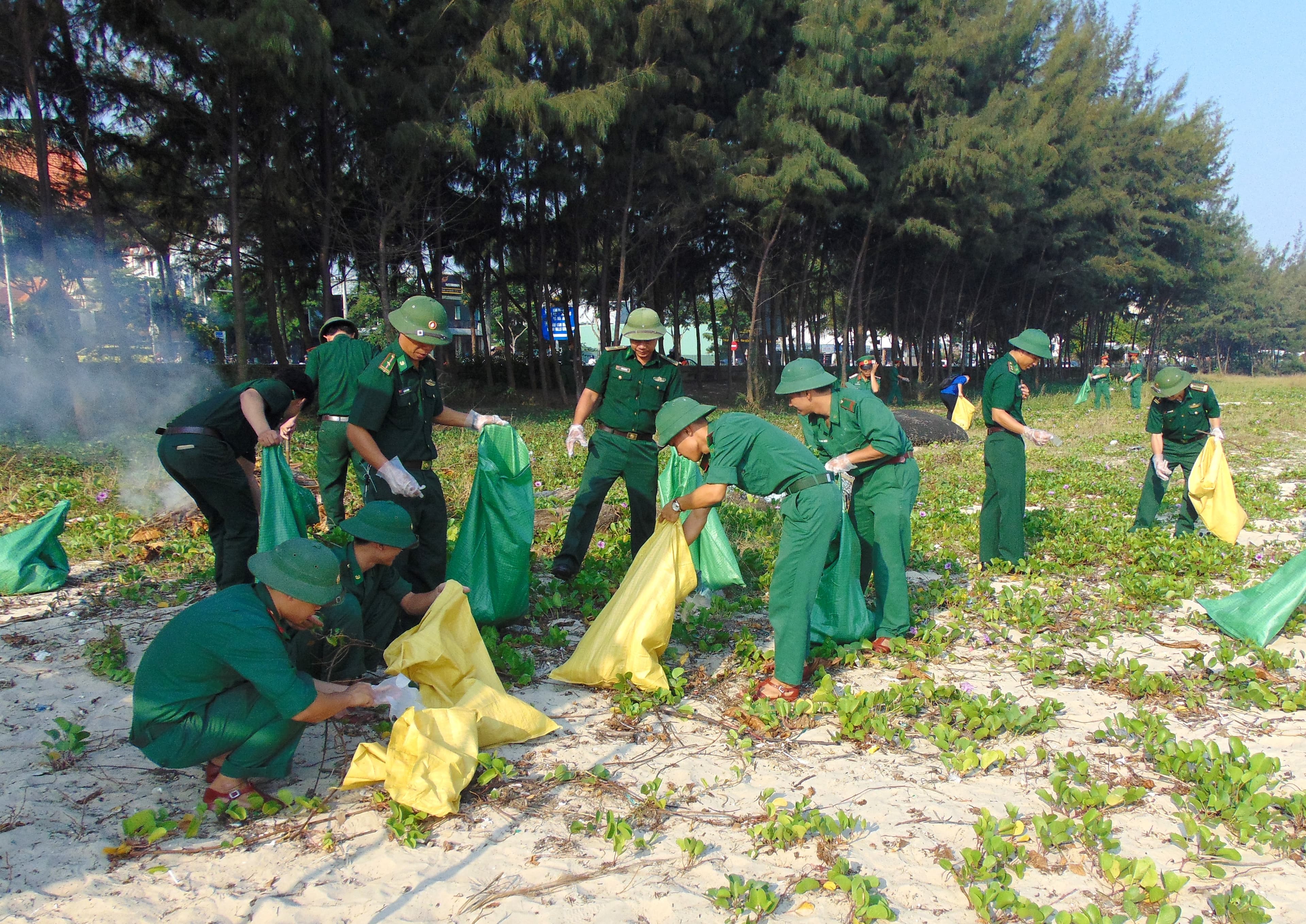 Đà Nẵng: Đông đảo cán bộ, chiến sĩ và nhân dân tham gia chương trình “Nhặt rác trao yêu thương”