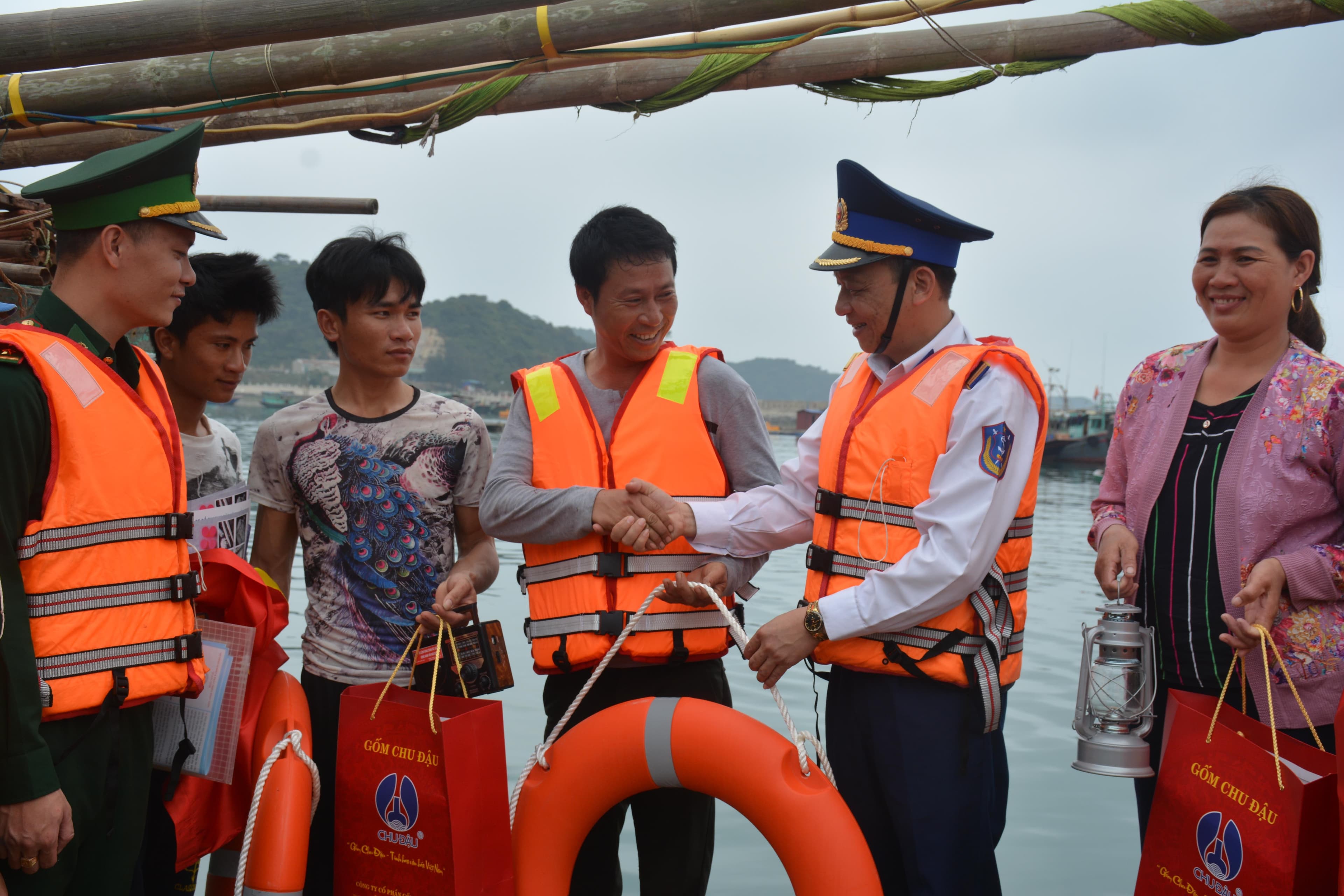 Điểm tựa vững vàng cho ngư dân trên biển