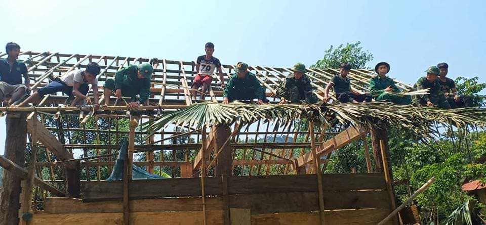 Bộ đội Biên phòng tỉnh Nghệ An giúp dân khắc phục hậu quả lốc xoáy
