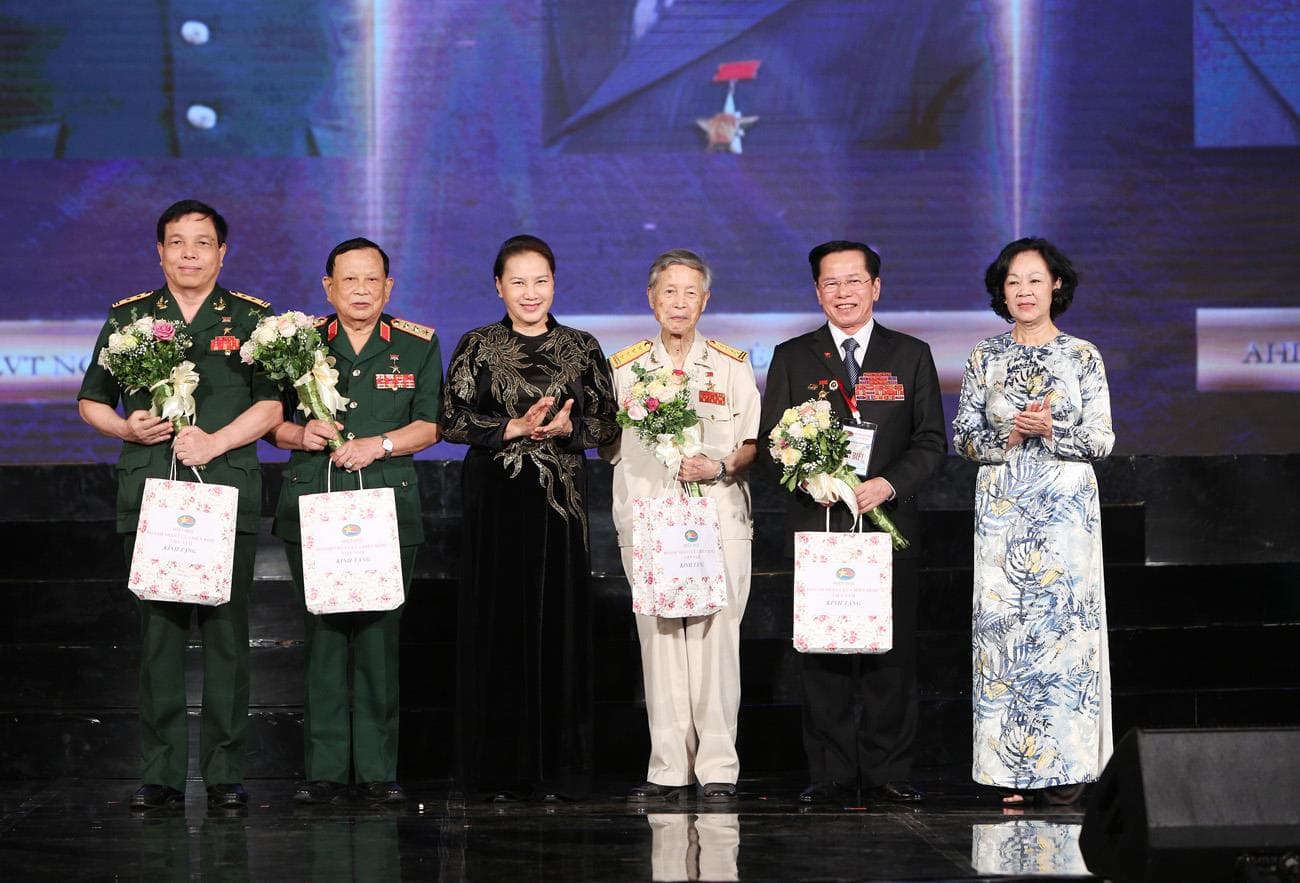 Các đồng chí lãnh đạo Đảng, Nhà nước dự Chương trình "Tri ân đồng đội"