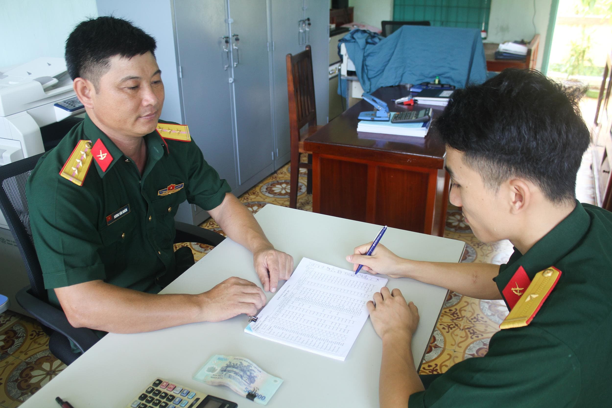 Nỗ lực vượt khó của nhân viên tài chính