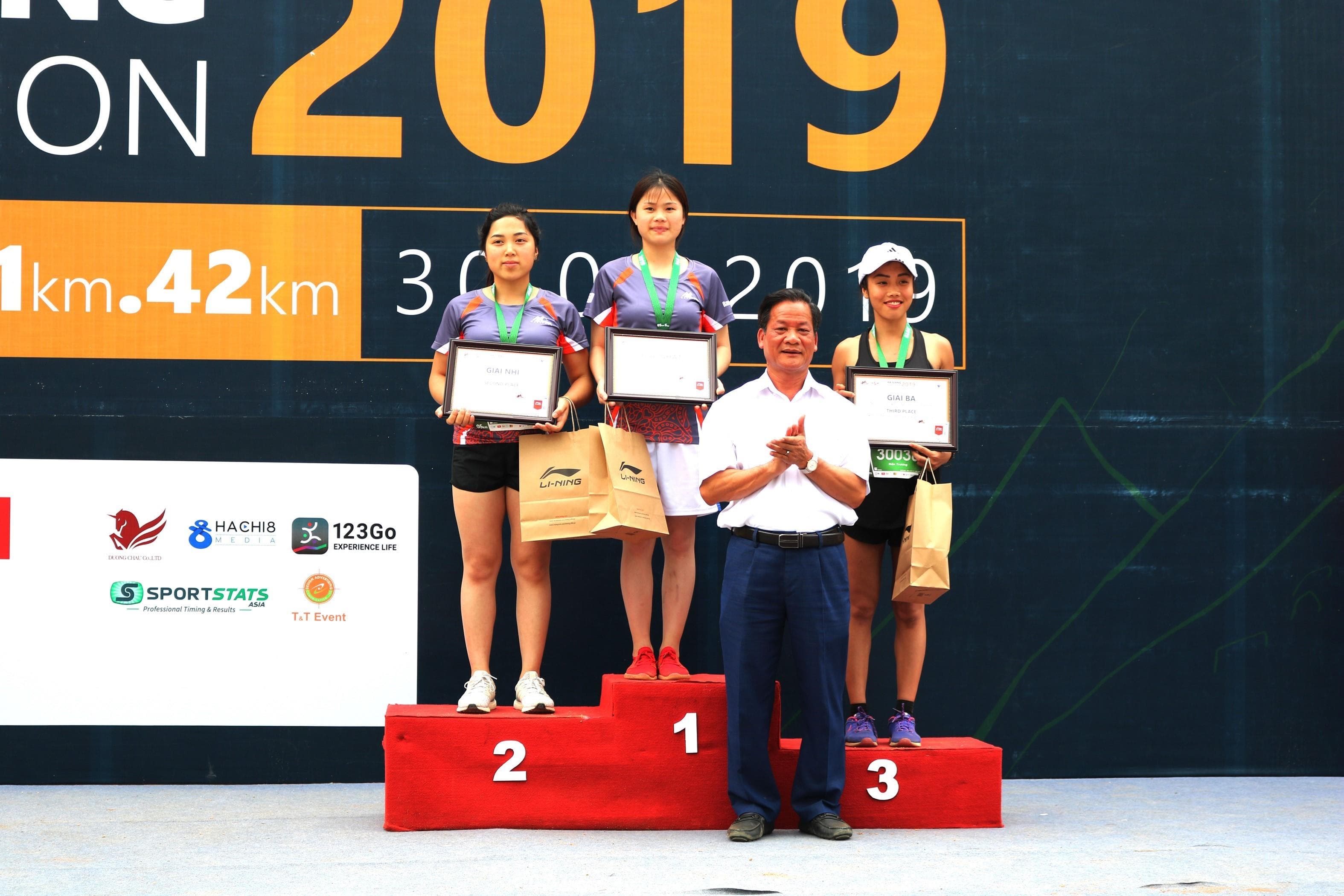 Hơn 1000 vận động viên dự Giải Marathon Quốc tế “Chạy trên cung đường Hạnh Phúc”