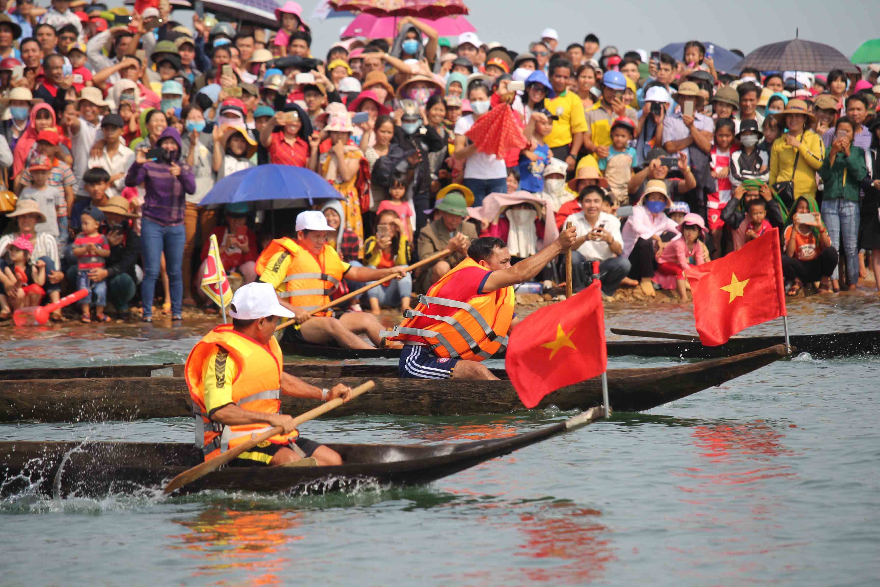 Hội đua thuyền độc mộc trên dòng sông Pô Cô