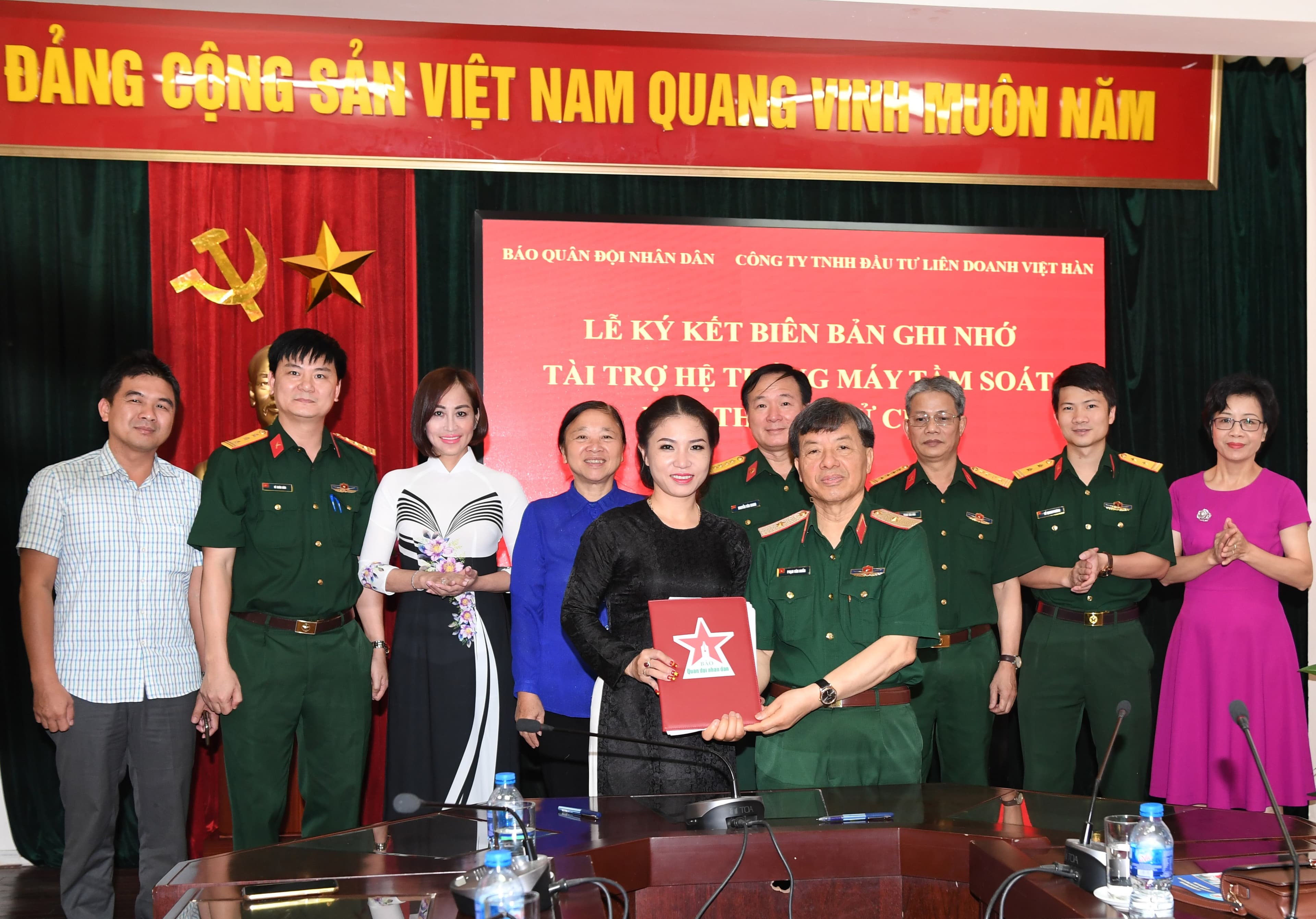 Ký kết ghi nhớ tài trợ hệ thống tầm soát tế bào ung thư cổ tử cung cho cơ sở quân y