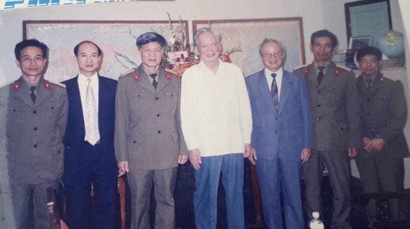 Đại tướng Lê Đức Anh với các nhà khoa học quân sự
