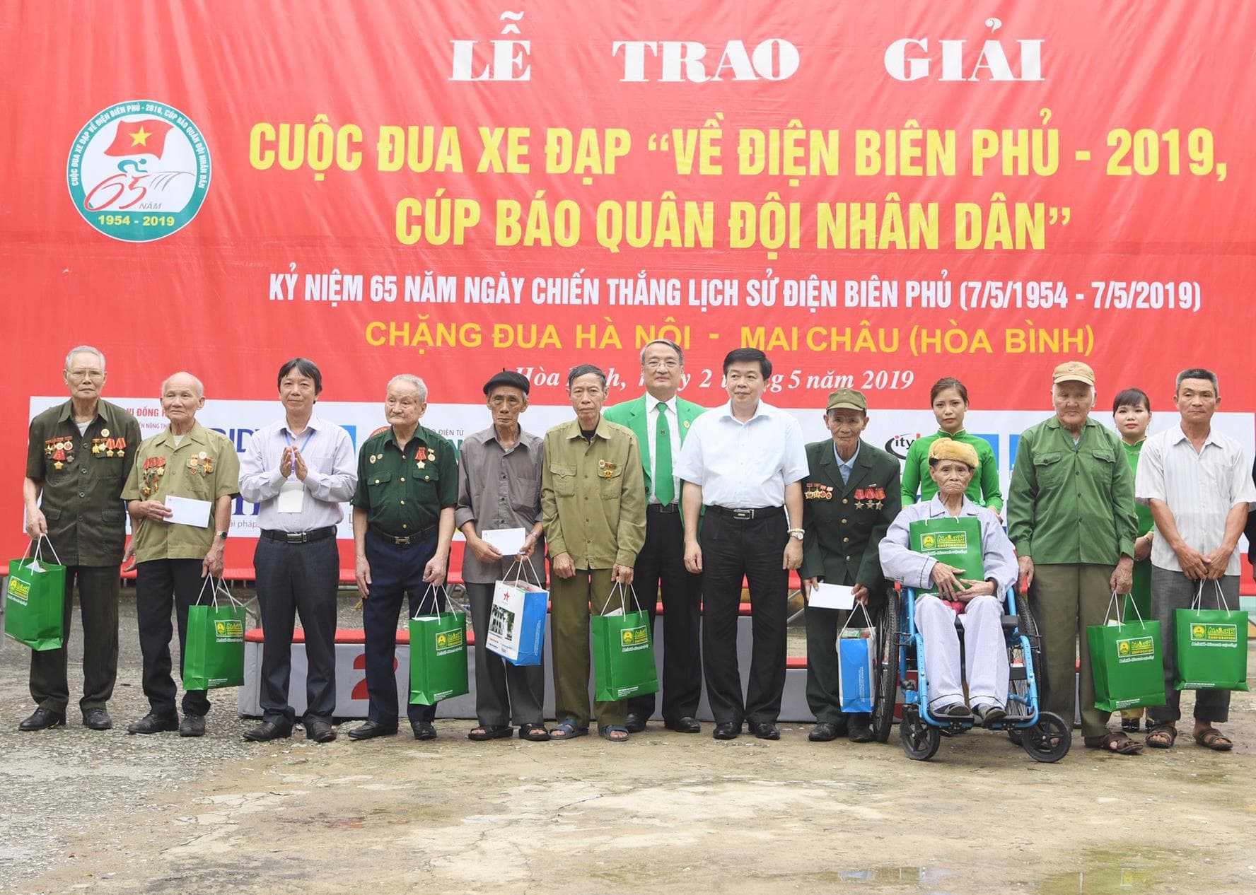 Cuộc đua về giữa lòng dân