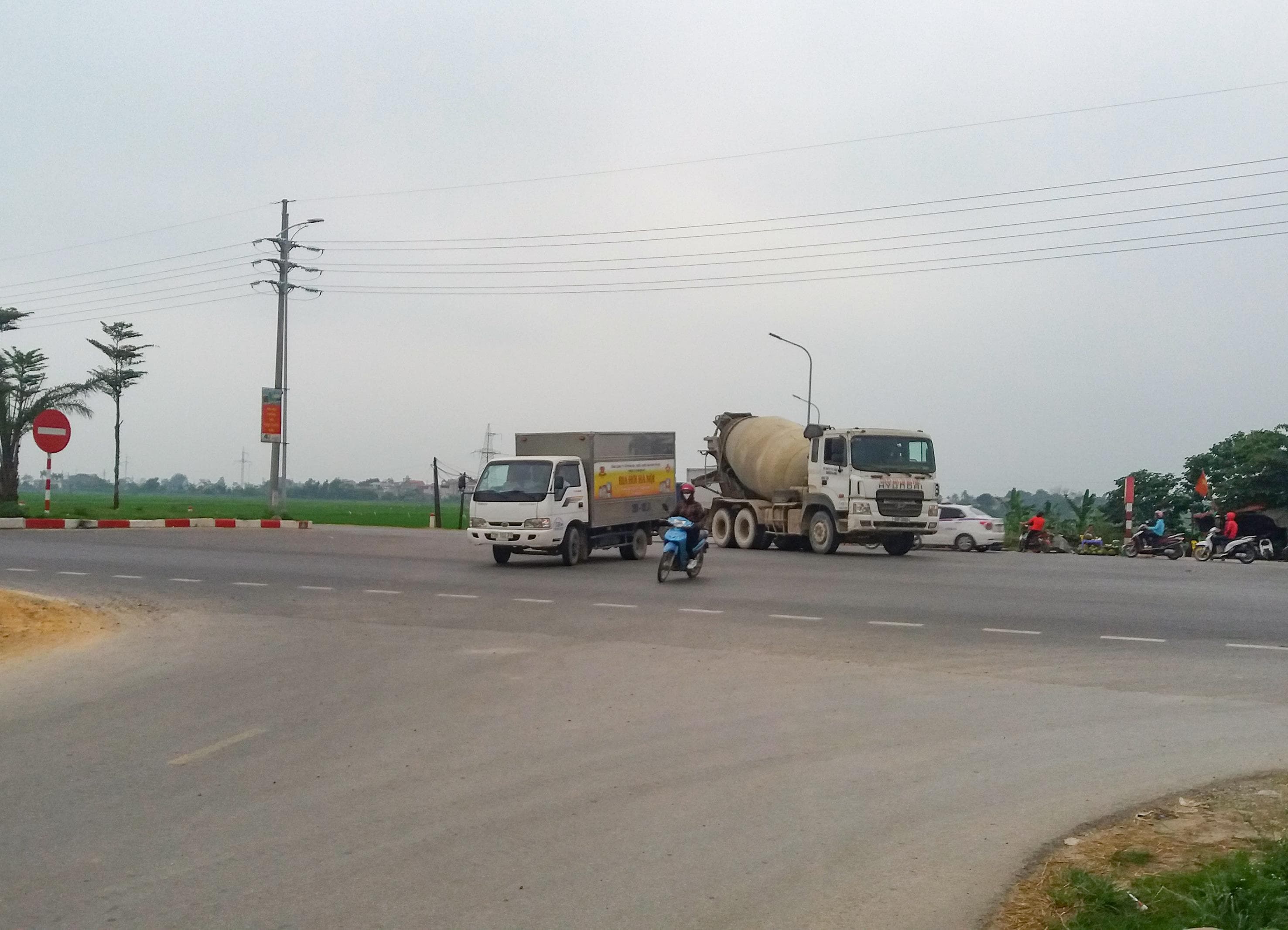 Cần lắp đèn tín hiệu giao thông tại nút giao xã Tam Hưng