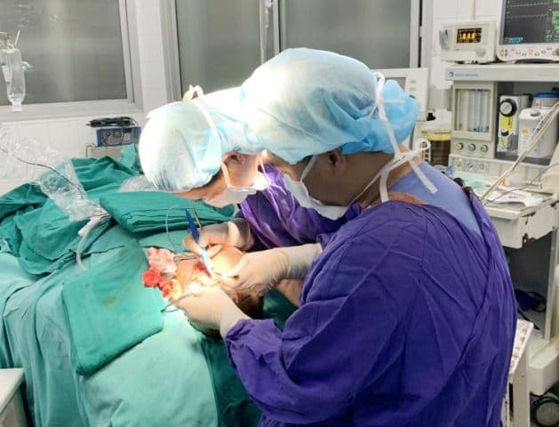 Bệnh viện Việt Đức cứu sống bé trai bị chó cắn trong tình trạng nguy kịch