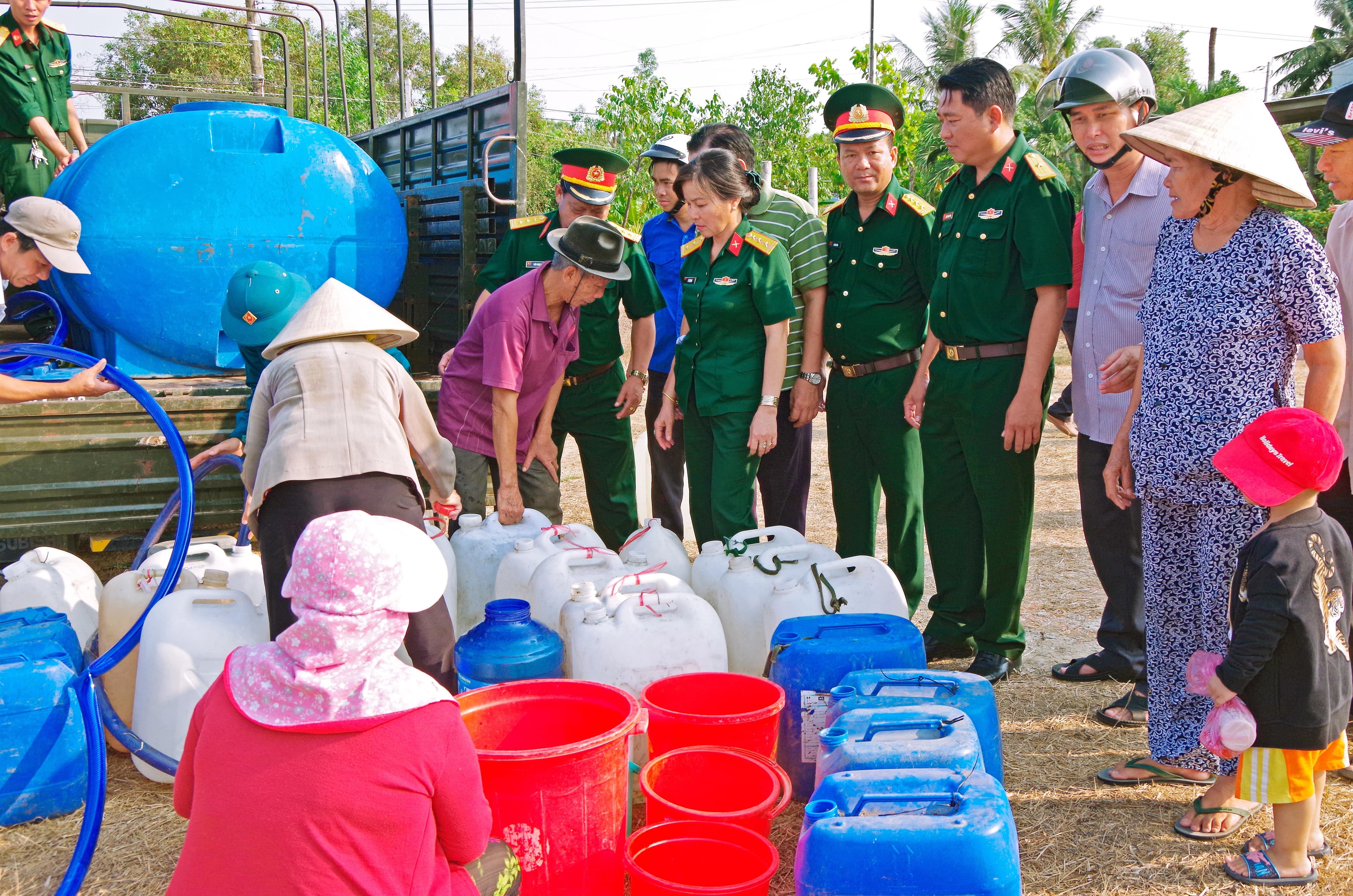 Bộ đội Long An nỗ lực giúp dân có nước ngọt để sinh hoạt
