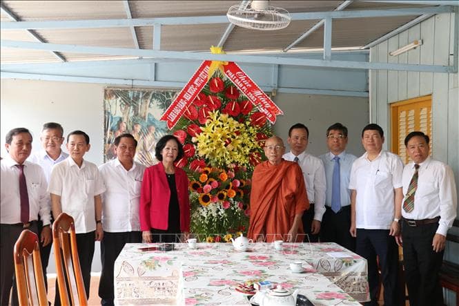 Trưởng ban Dân vận Trung ương Trương Thị Mai thăm và chúc mừng lễ Phật đản tại thành phố Cần Thơ