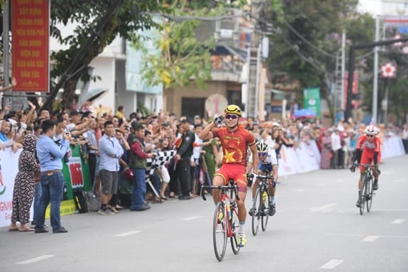Chặng cuối Cuộc đua xe đạp "Về Điện Biên Phủ-2019, Cúp Báo Quân đội nhân dân": Tuyển thủ Quân đội Huỳnh Thanh Tùng về nhất