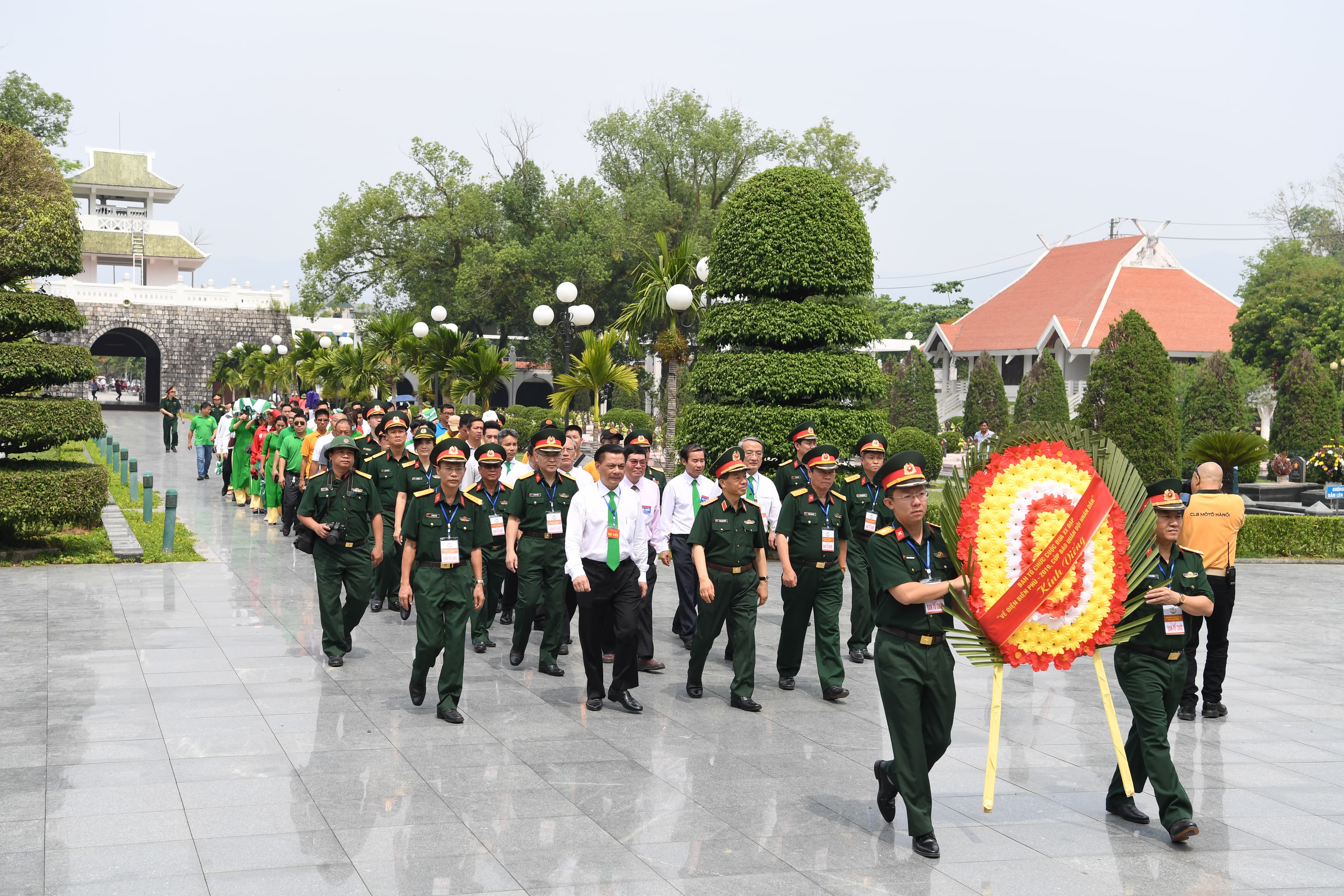 Ban tổ chức Cuộc đua xe đạp "Về Điện Biên Phủ-2019, Cúp Báo Quân đội nhân dân” dâng hương tại Nghĩa trang liệt sĩ A1