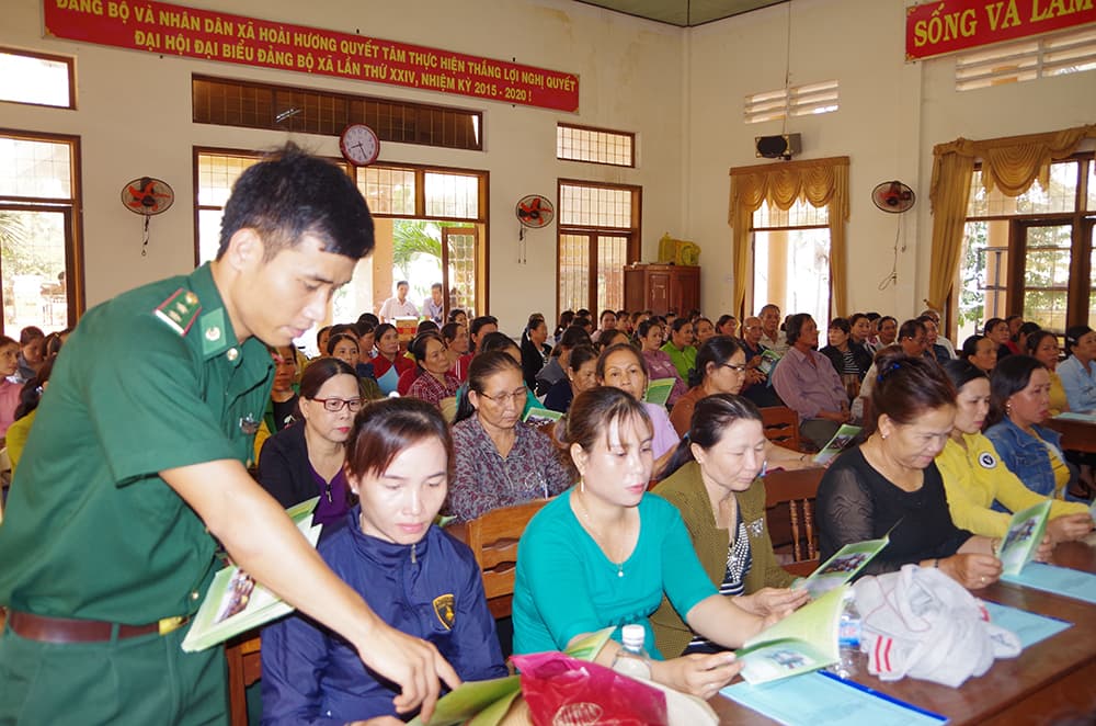 Bộ đội Biên phòng tuyên truyền pháp luật cho ngư dân