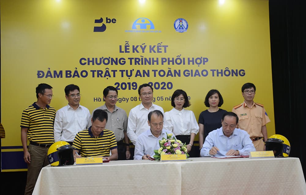 Tặng 10.000 mũ bảo hiểm cho trẻ em, người có hoàn cảnh khó khăn