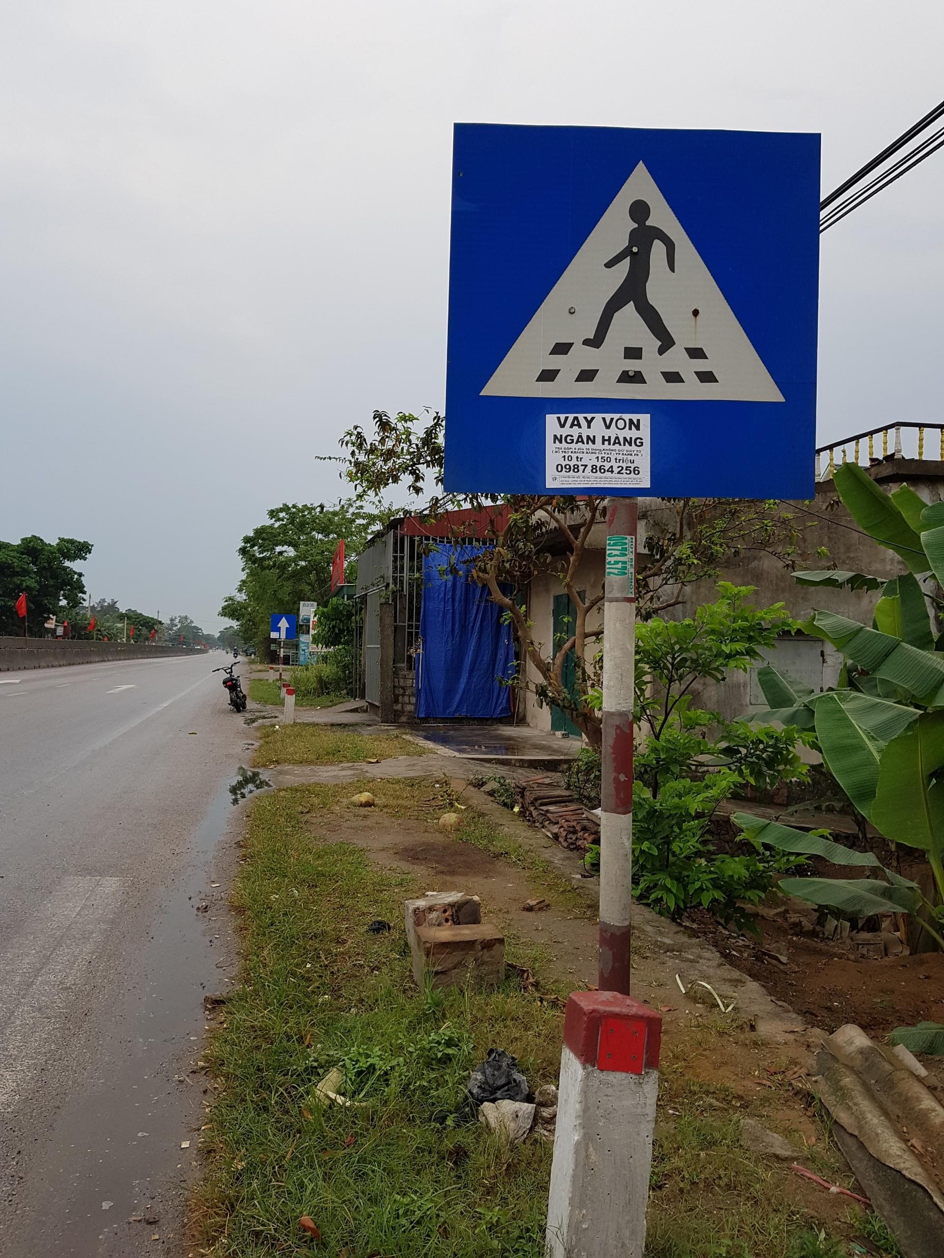 Biển chỉ dẫn giao thông không phải nơi dán quảng cáo