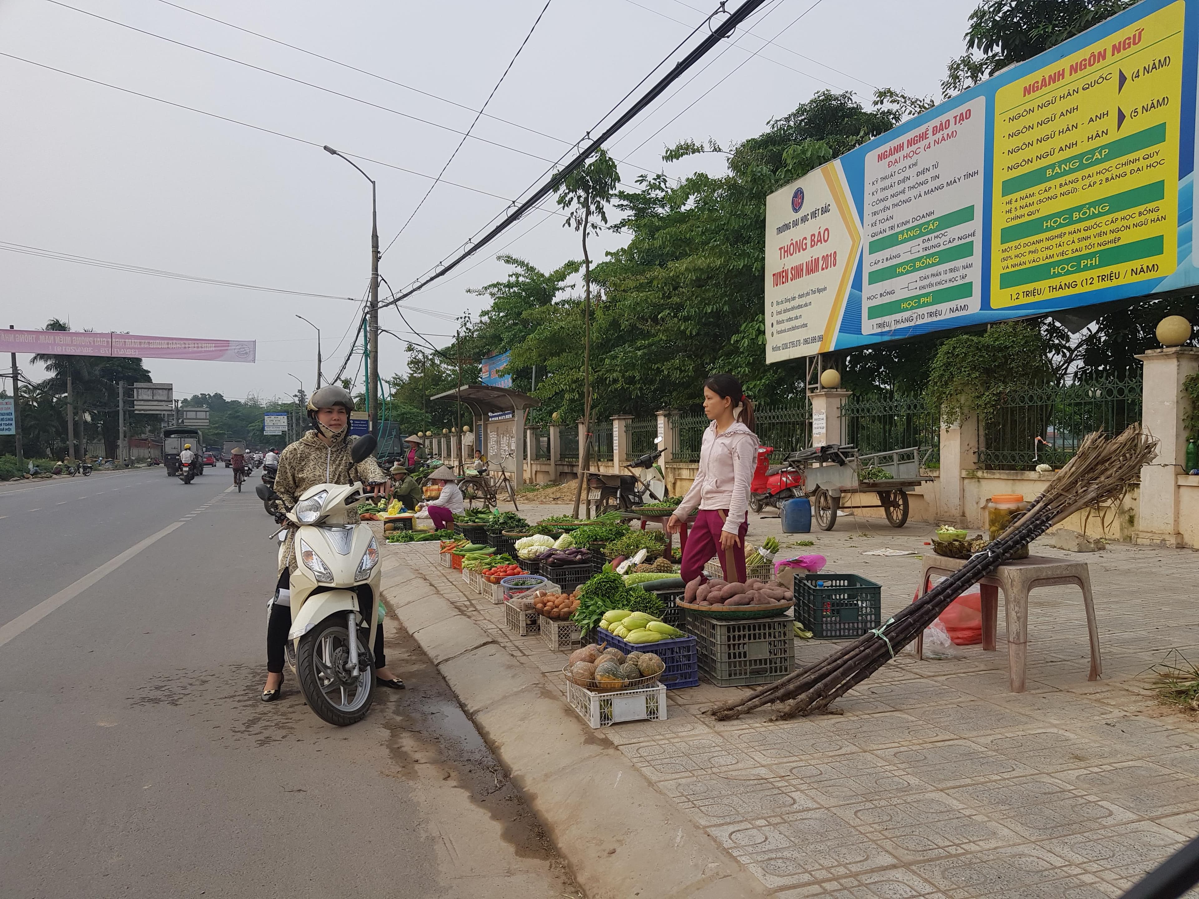 Chiếm vỉa hè trên Quốc lộ 1B để bán hàng hóa