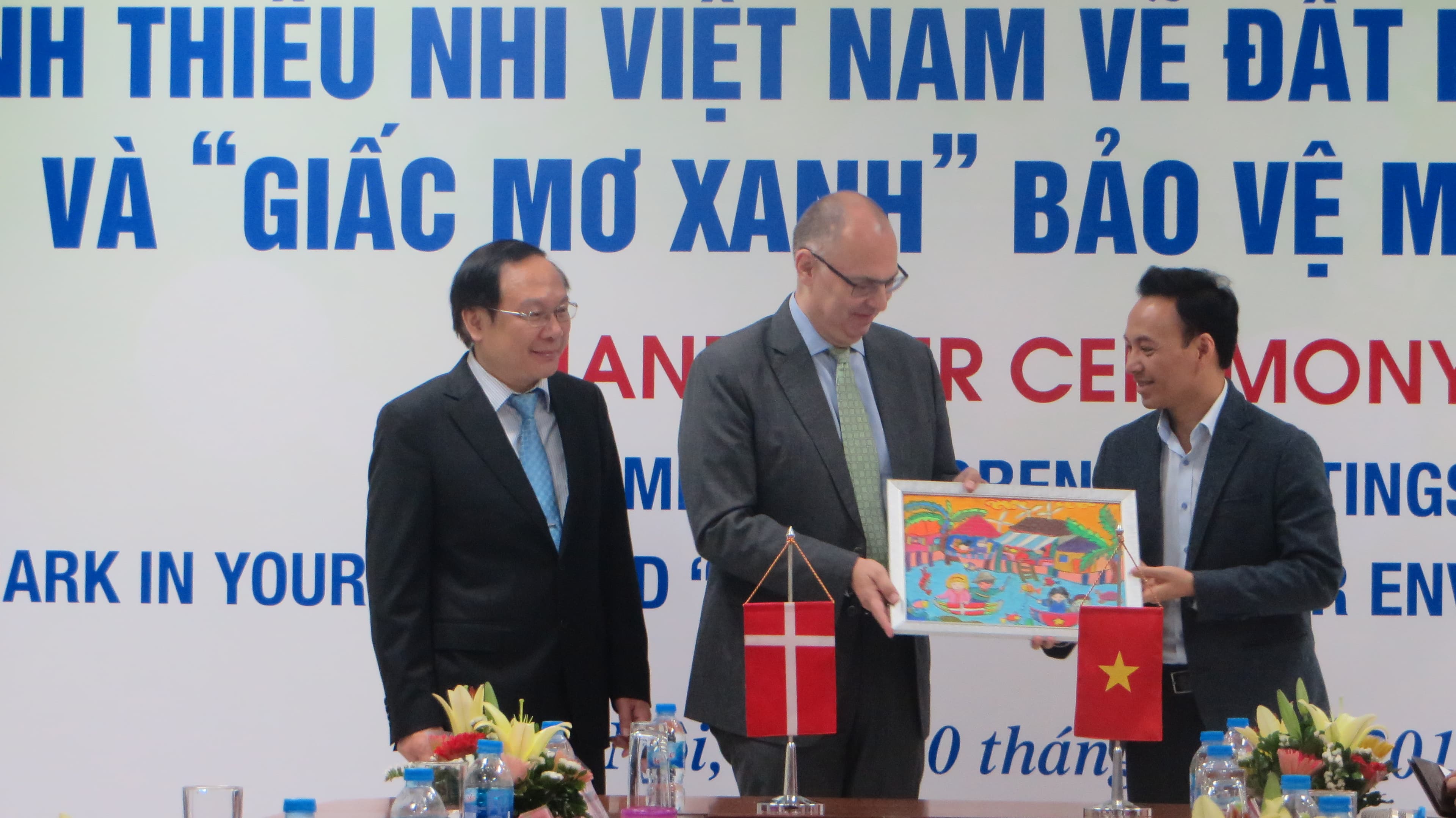Lễ trao tặng và tiếp nhận tranh Cuộc thi “Đan Mạch trong mắt em 2018”