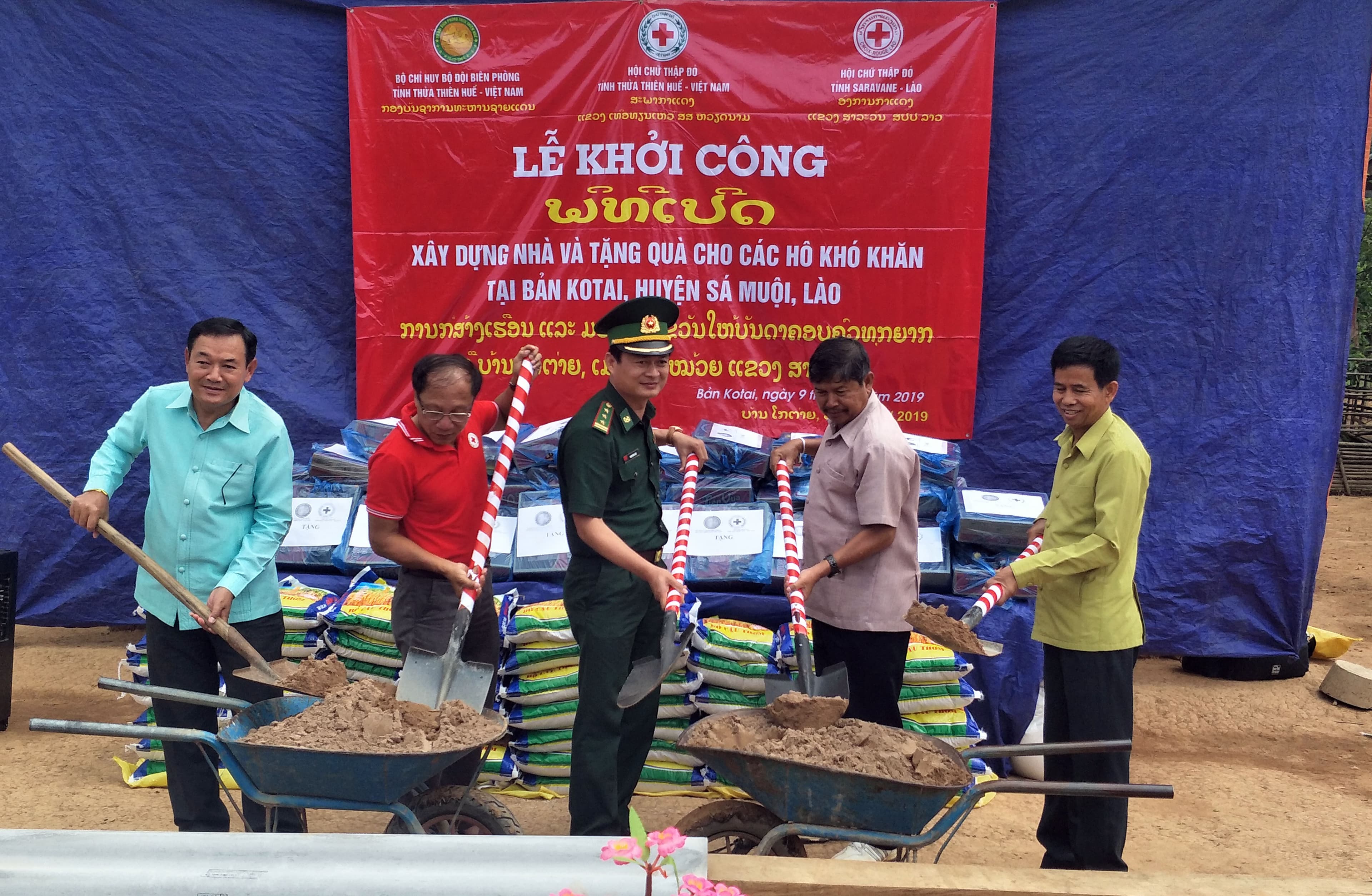 Xây dựng nhà tặng người dân nước bạn Lào có hoàn cảnh khó khăn ở khu vực biên giới