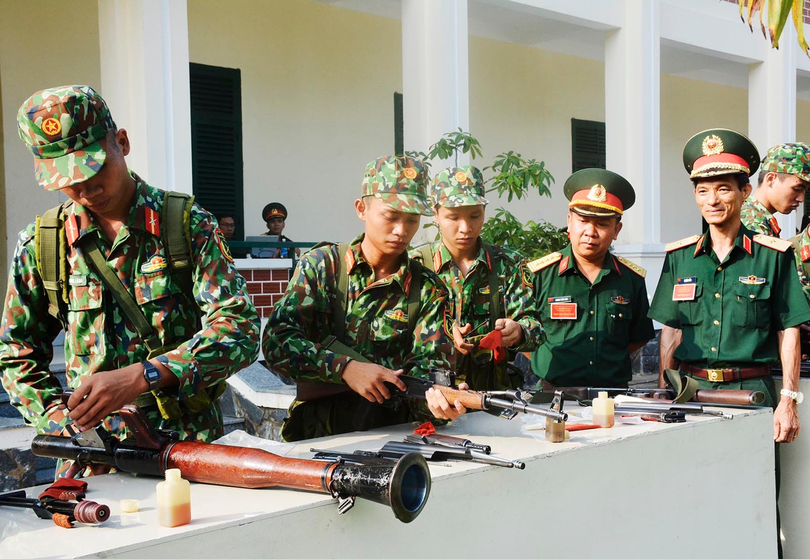 Trường Sĩ quan Lục quân 2 tham gia hội thi bảo quản vũ khí kỹ thuật tốt