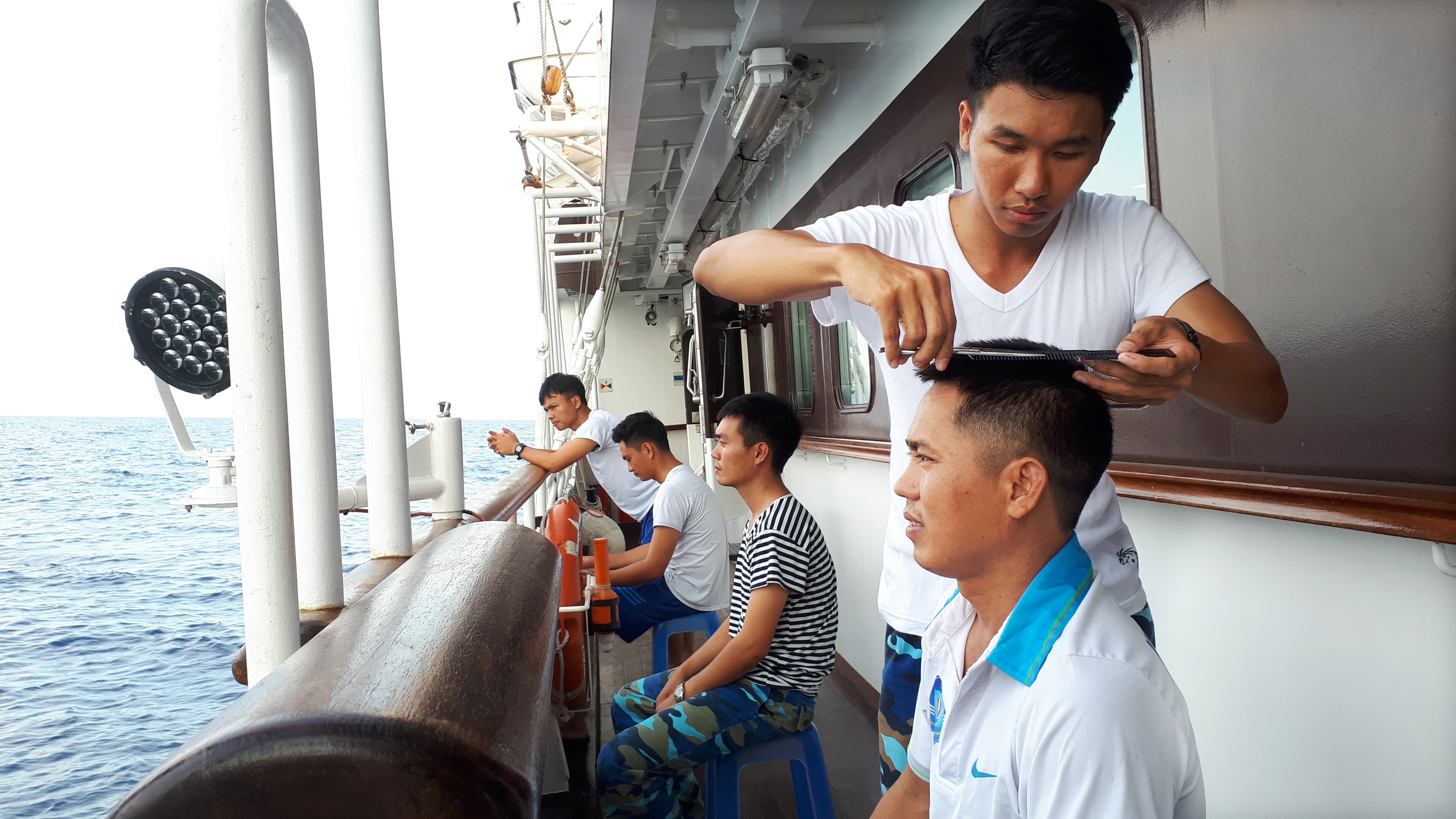 “Tiệm cắt tóc” và “nhà đài” giữa biển khơi