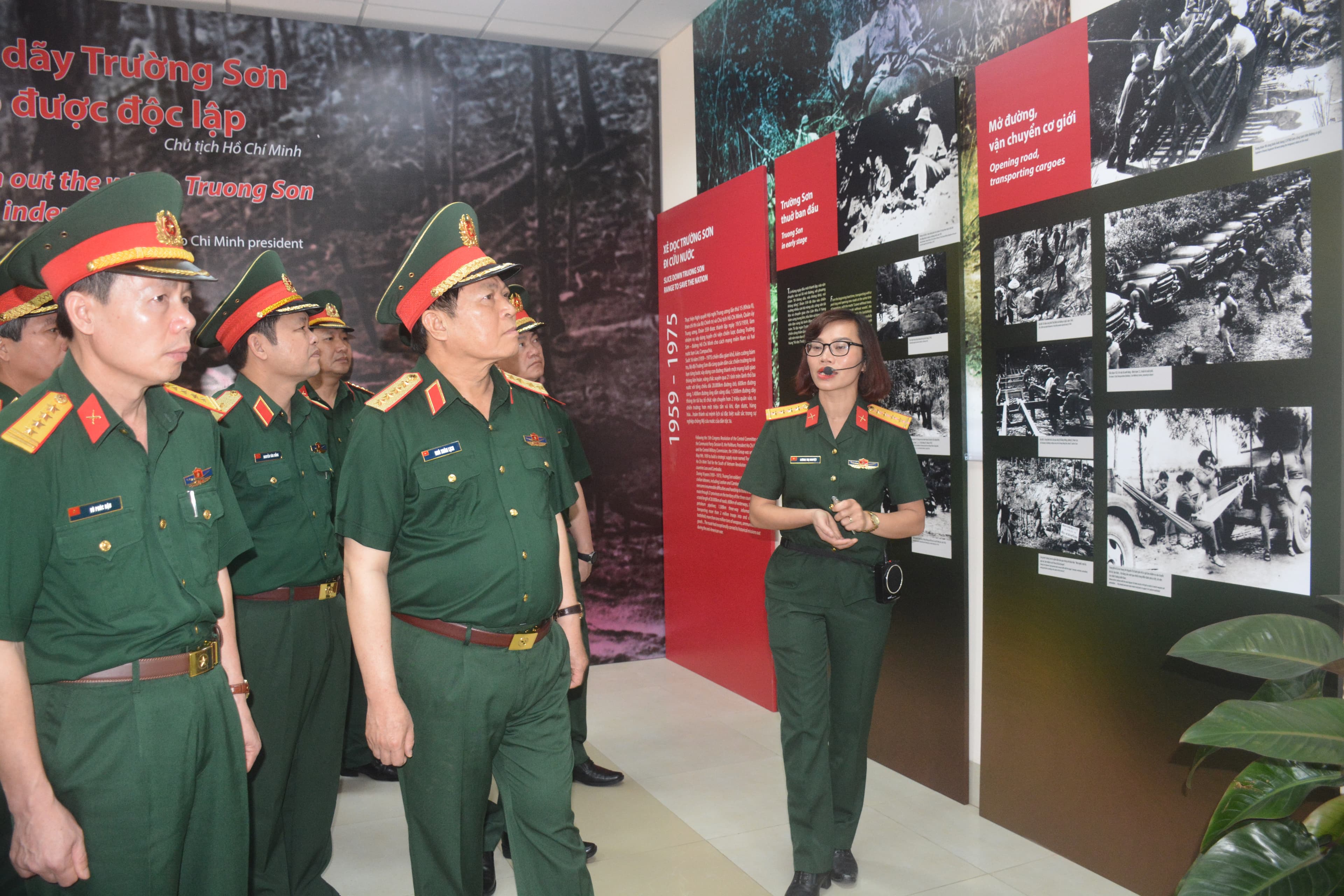 Đại tướng Ngô Xuân Lịch thăm Bảo tàng Đường Hồ Chí Minh và làm việc tại Binh đoàn 12