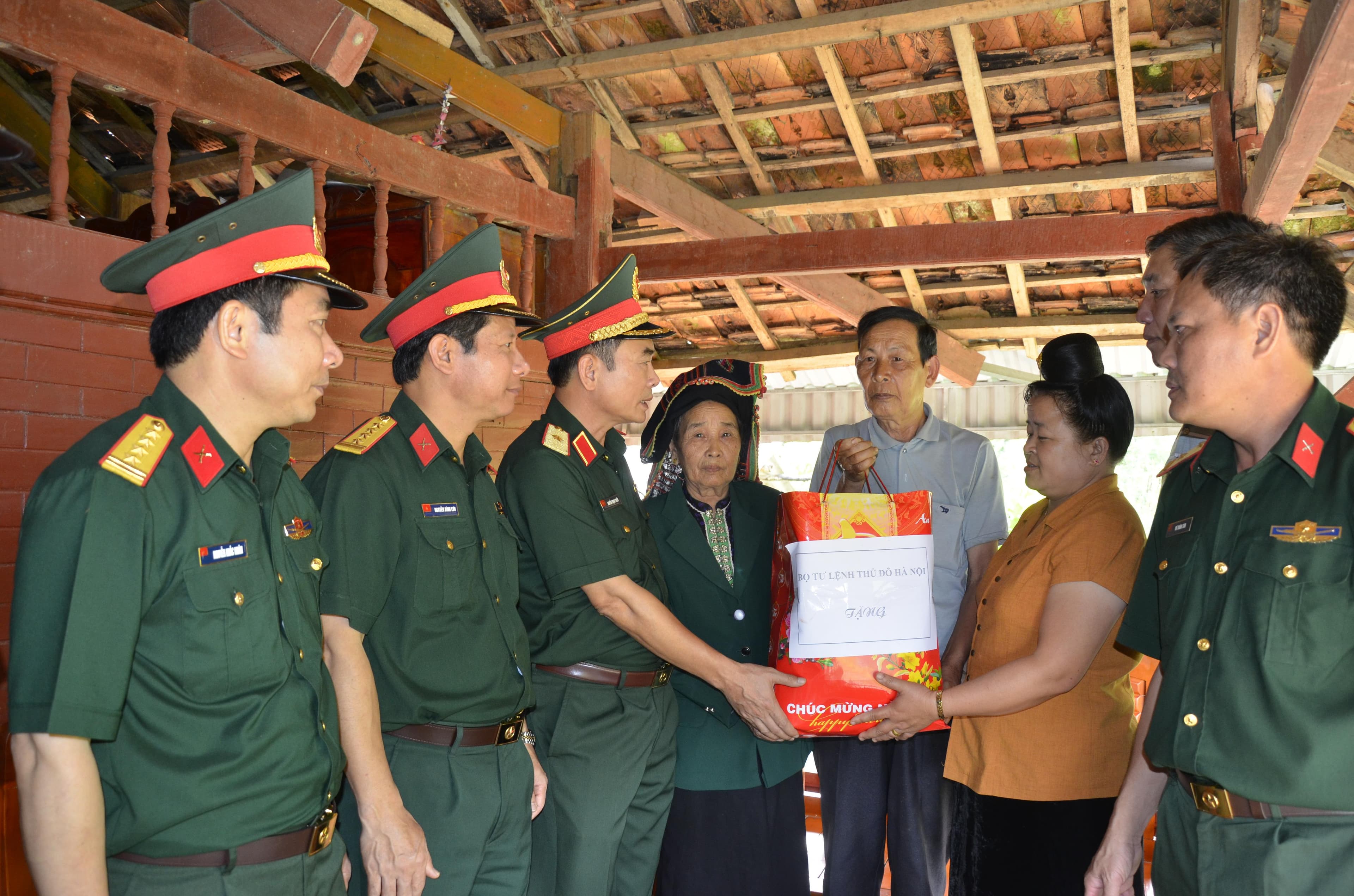 Nghĩa tình gửi tới Điện Biên