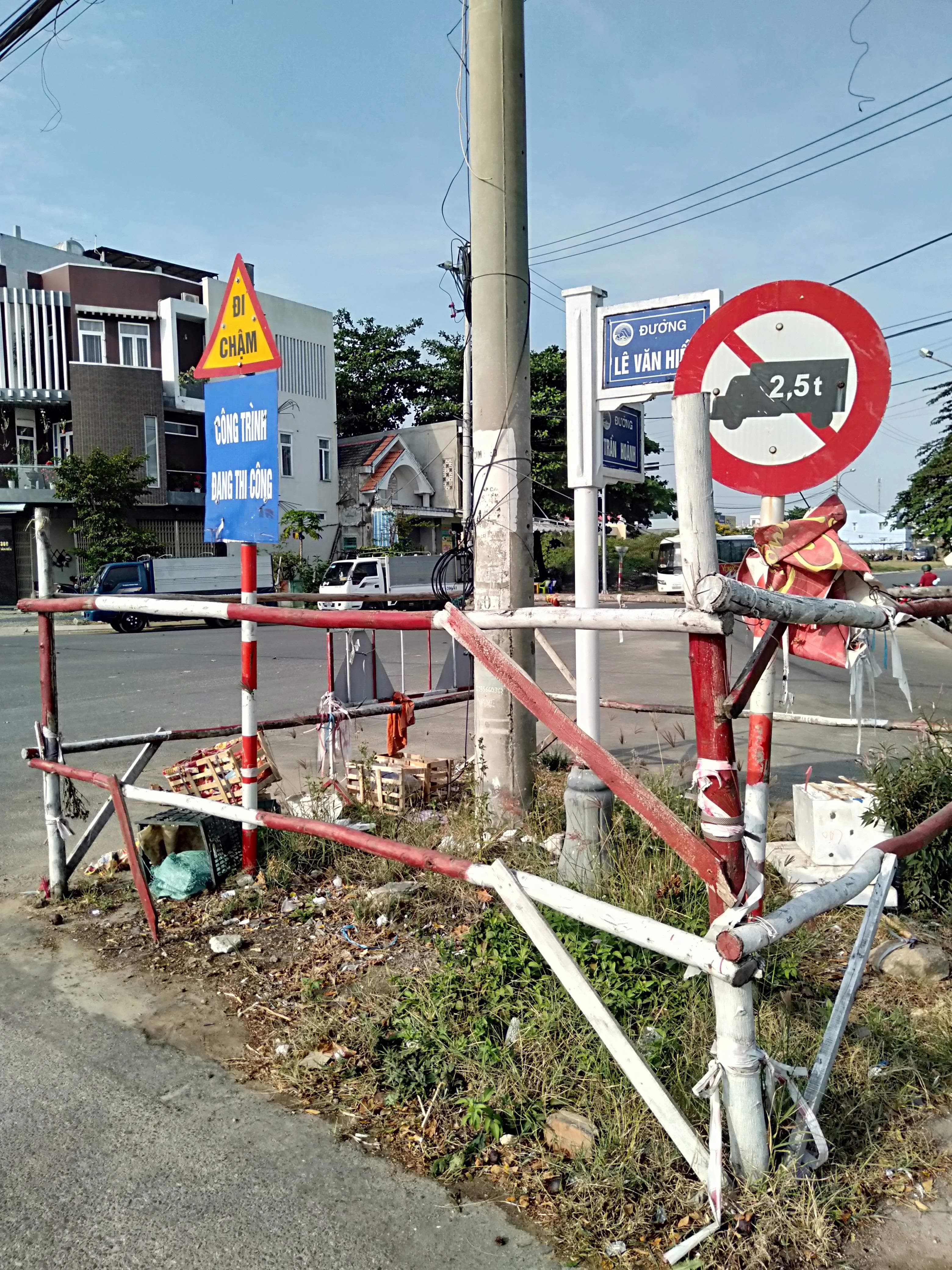 Bất cập rào chắn giữa ngã ba đường
