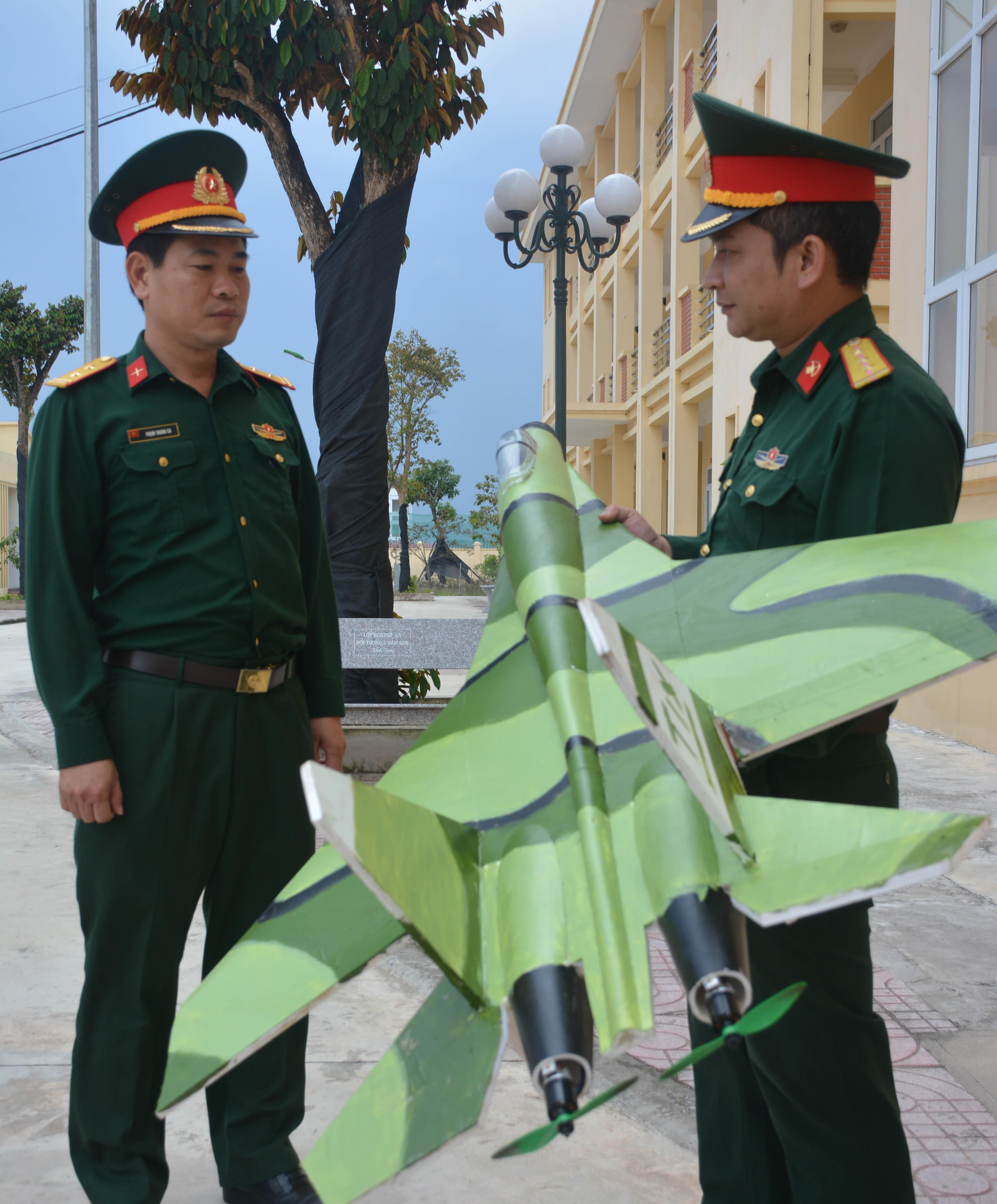 Cháy bỏng với đam mê sáng tạo mô hình chiến đấu cơ