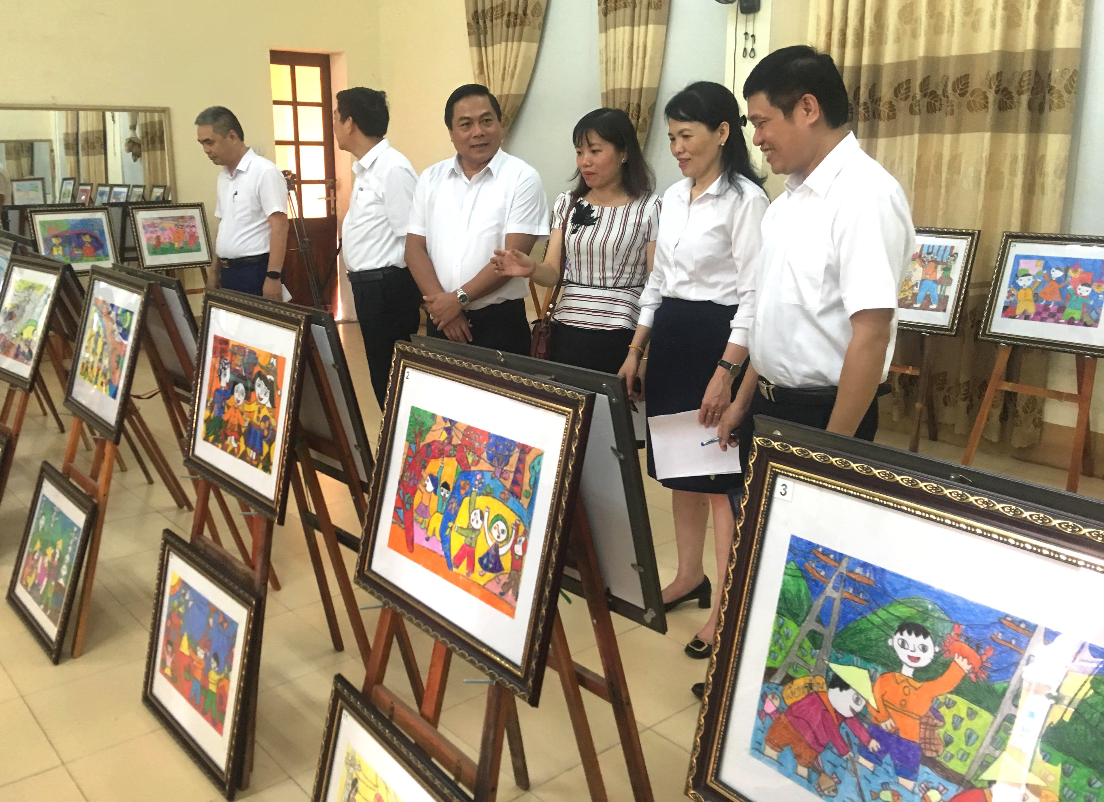 Thiếu nhi Nghệ An vẽ tranh tuyên truyền an toàn trong sử dụng điện