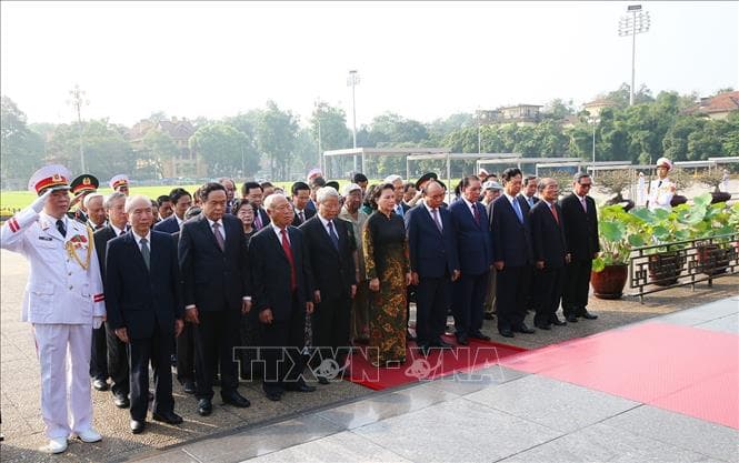 Kỷ niệm 129 năm Ngày sinh Chủ tịch Hồ Chí Minh: Lãnh đạo Đảng, Nhà nước vào Lăng viếng Bác