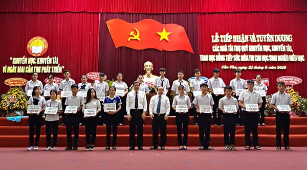 TP Cần Thơ tiếp nhận 1,6 tỉ đồng cho Quỹ khuyến học, khuyến tài