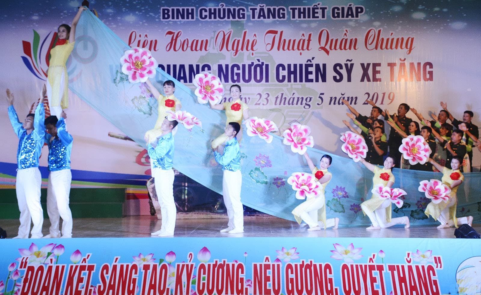 Liên hoan nghệ thuật quần chúng "Vinh quang người chiến sĩ xe tăng"