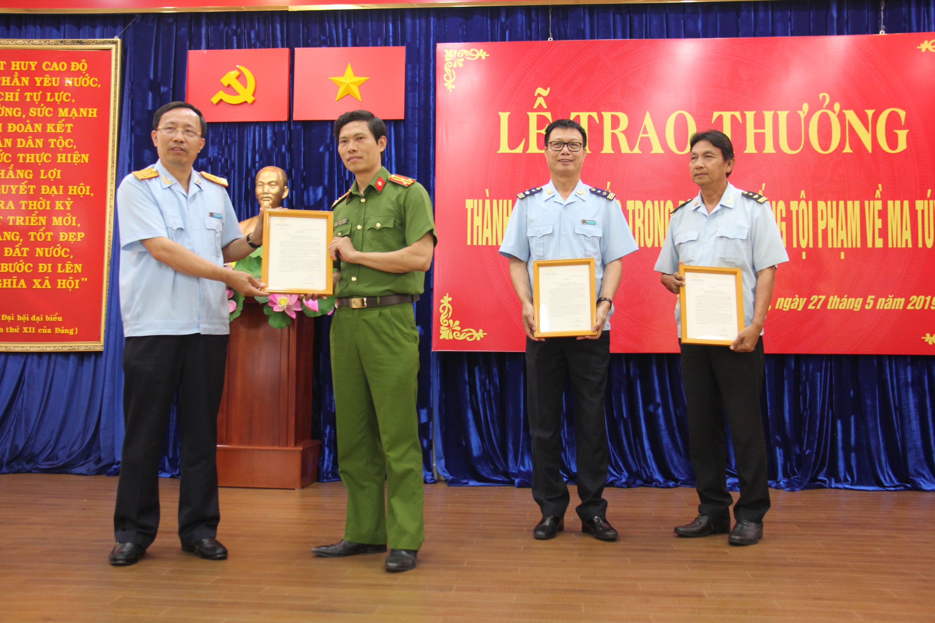 Trao thưởng các lực lượng tham gia triệt phá đường dây ma túy lớn