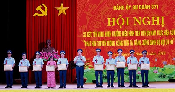Sư đoàn 371 khen thưởng 3 tập thể và 10 cá nhân điển hình tiên tiến