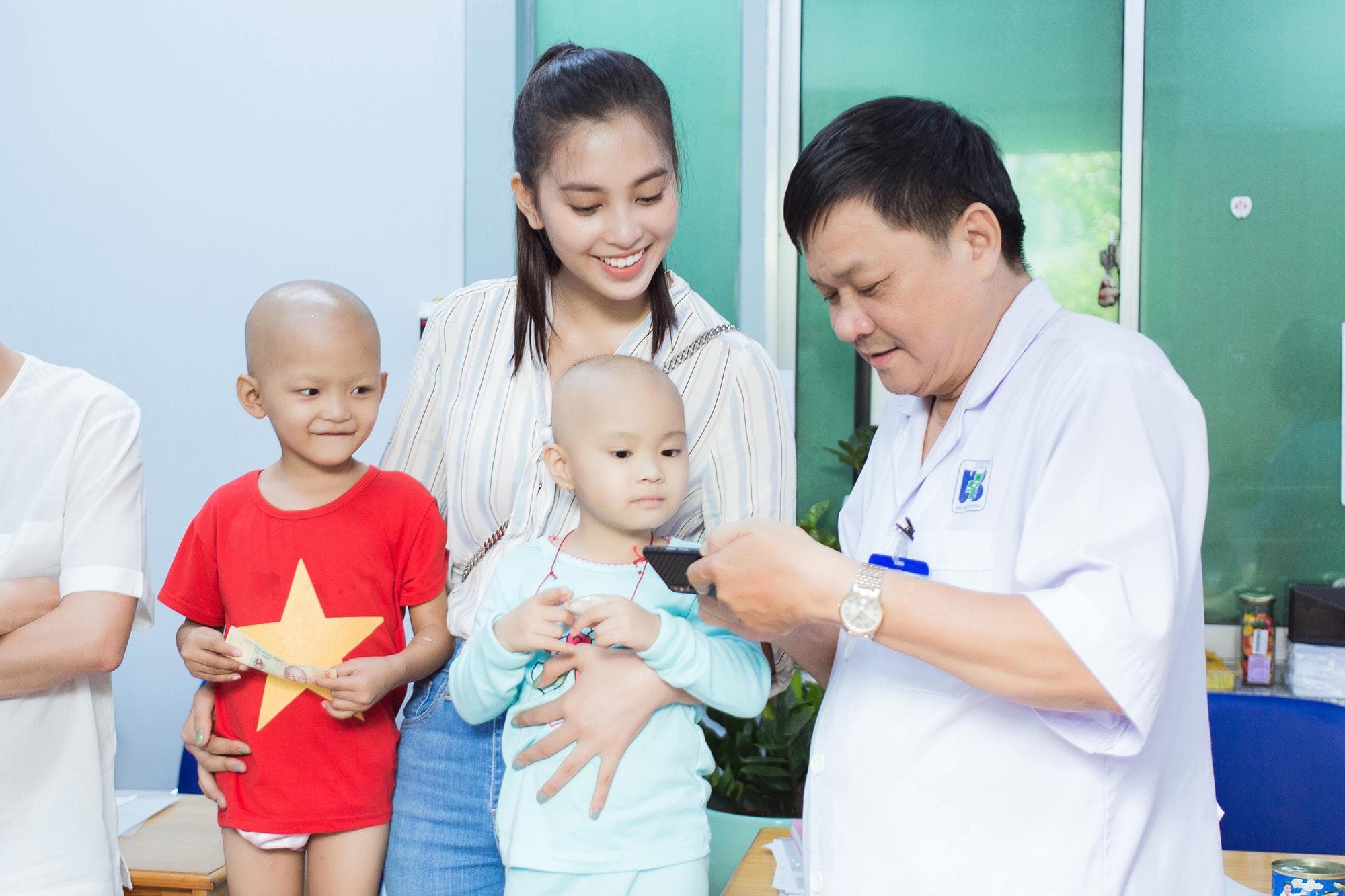 Hoa hậu Trần Tiểu Vy tặng quà bệnh nhi ung thư