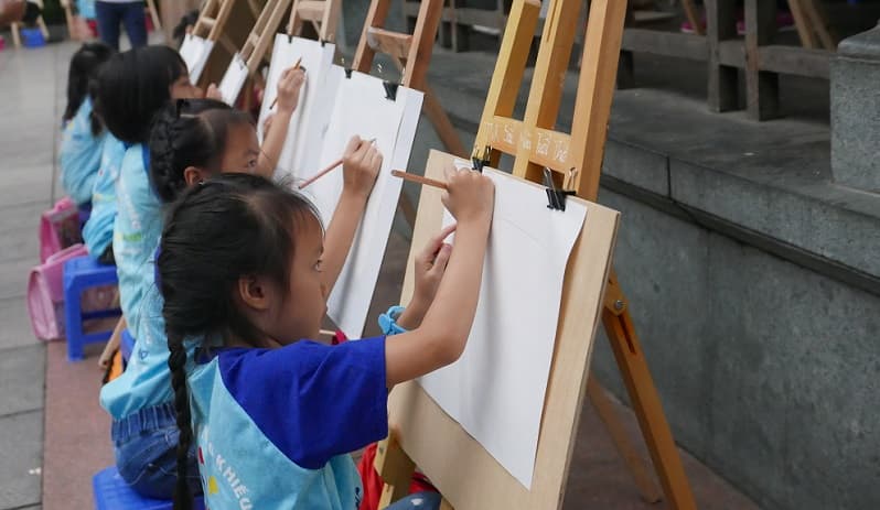 Sôi nổi cuộc thi vẽ tranh quốc tế “Em yêu Hà Nội - Thành phố vì hòa bình”