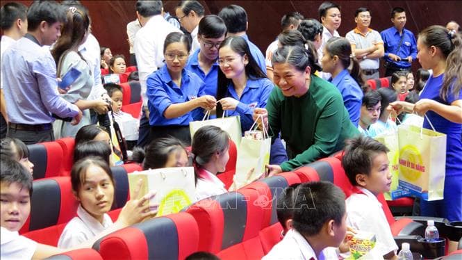 Phó chủ tịch Thường trực Quốc hội Tòng Thị Phóng thăm và tặng quà thiếu nhi Đà Nẵng